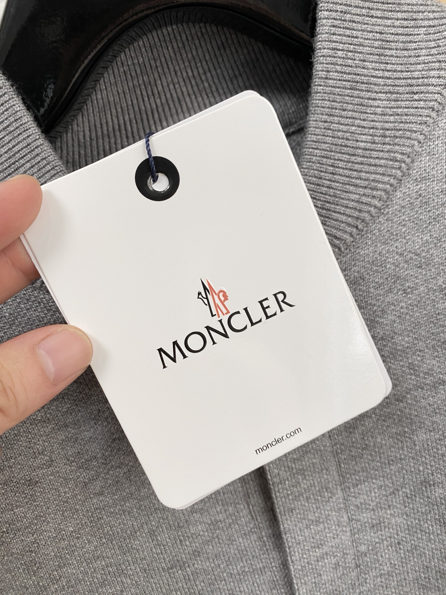 蒙口 2025秋冬最新品，专柜同步有售，原单狠货，时尚休闲针织开衫毛衣，上身很有特点！吸睛而有亮点，进口