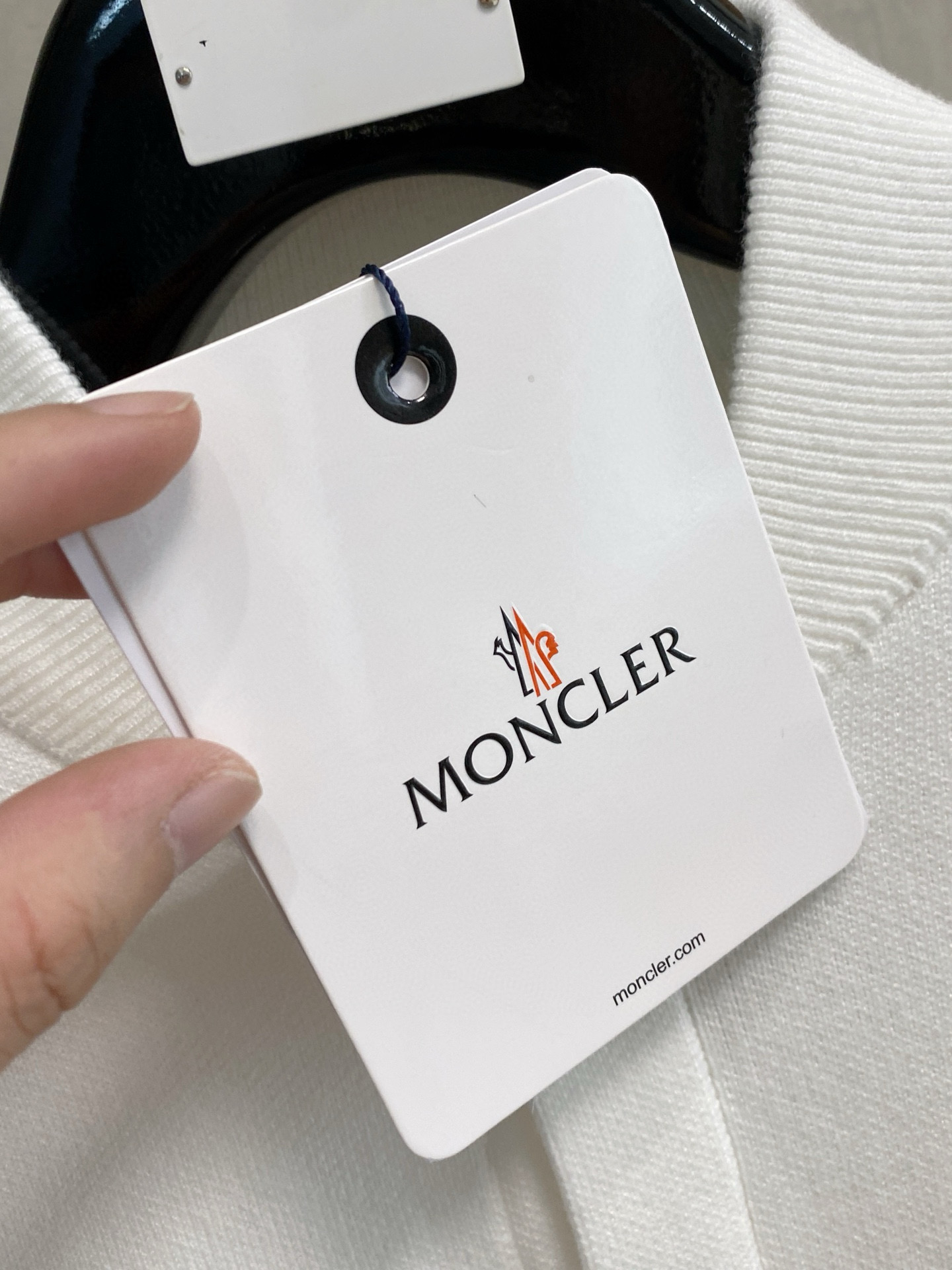 蒙口 2025秋冬最新品，专柜同步有售，原单狠货，时尚休闲针织开衫毛衣，上身很有特点！吸睛而有亮点，进口