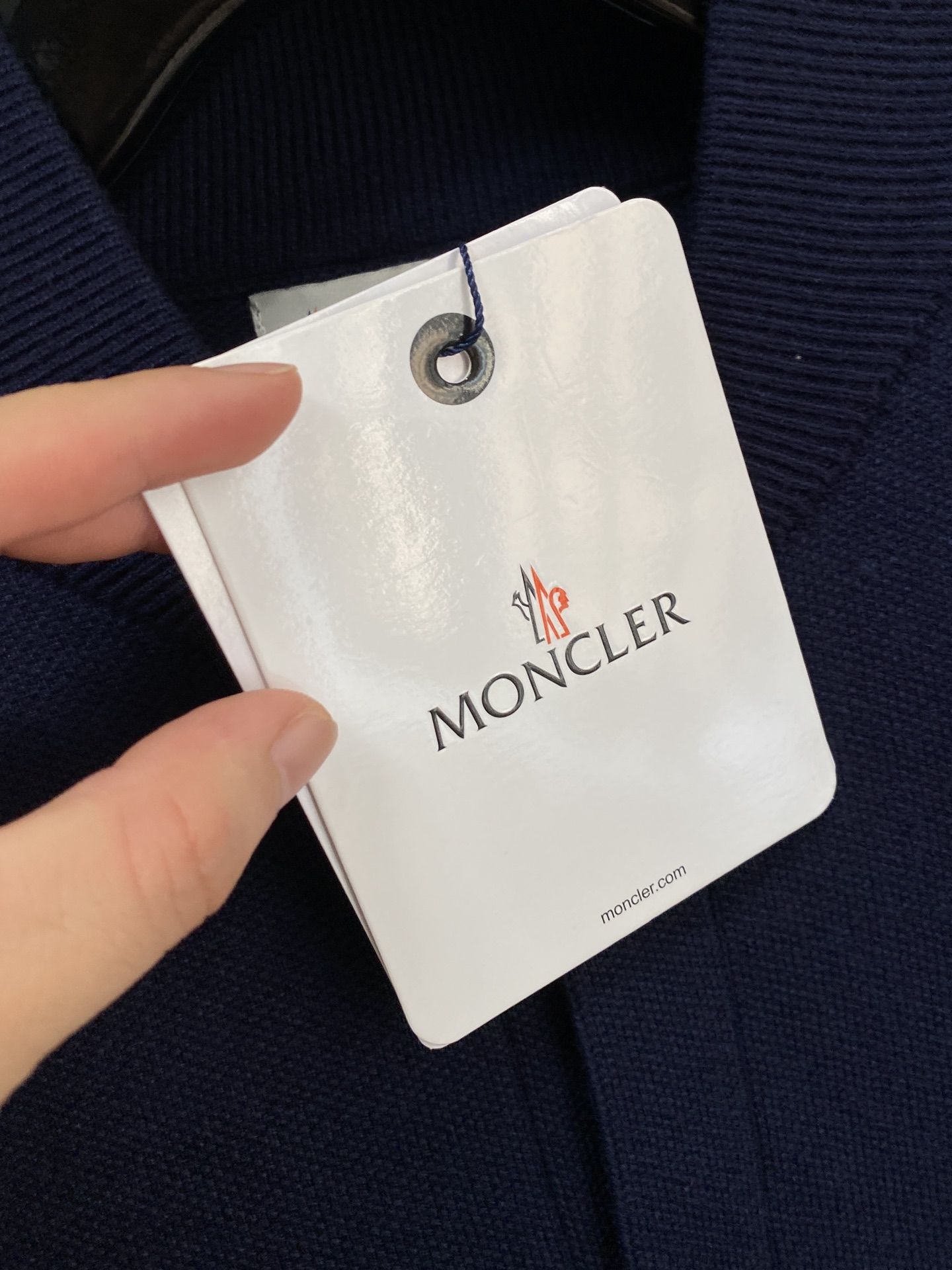 蒙口 2025秋冬最新品，专柜同步有售，原单狠货，时尚休闲针织开衫毛衣，上身很有特点！吸睛而有亮点，进口