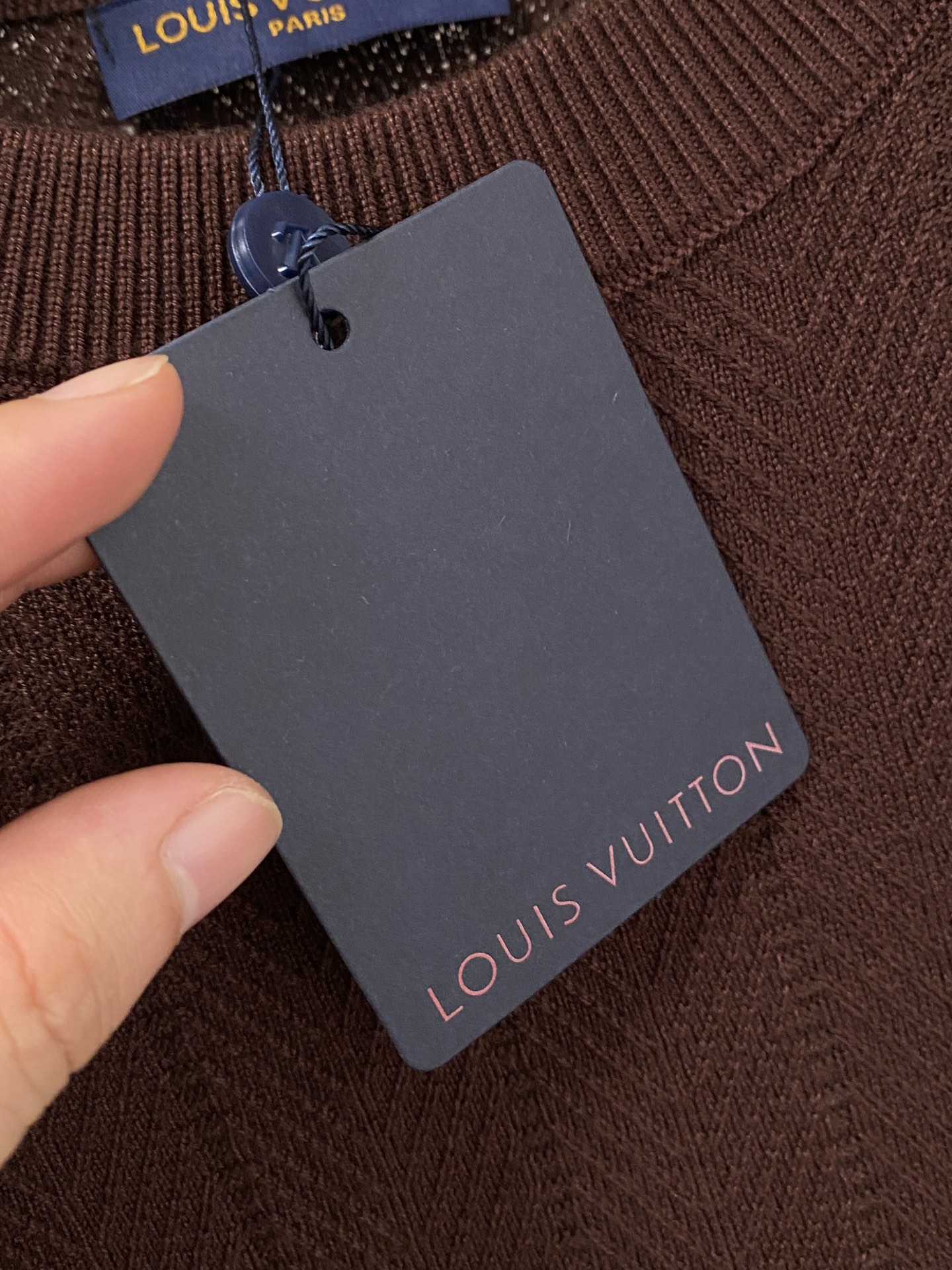 LV 2025秋冬 羊毛混纺套头针织毛衣很有亮点细节上凸显质感 整体设计上身时尚而赋予现代气息感合体的剪