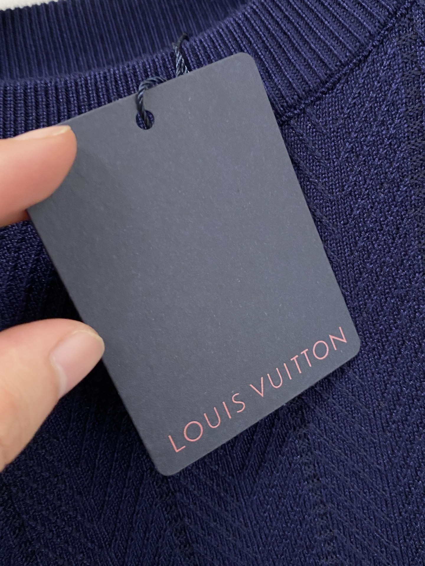 LV 2025秋冬 羊毛混纺套头针织毛衣很有亮点细节上凸显质感 整体设计上身时尚而赋予现代气息感合体的剪