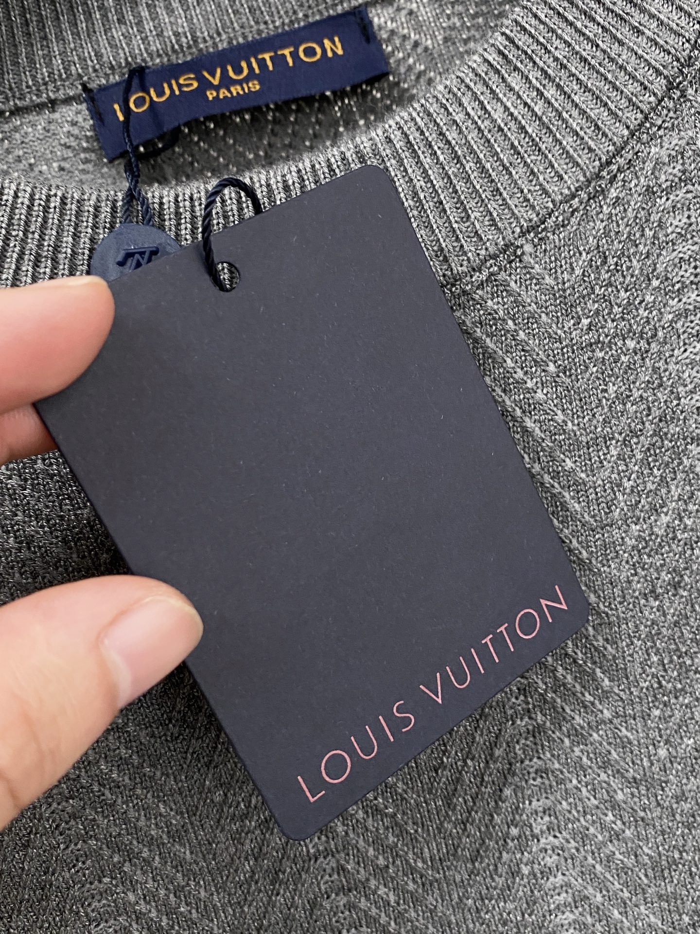 LV 2025秋冬 羊毛混纺套头针织毛衣很有亮点细节上凸显质感 整体设计上身时尚而赋予现代气息感合体的剪