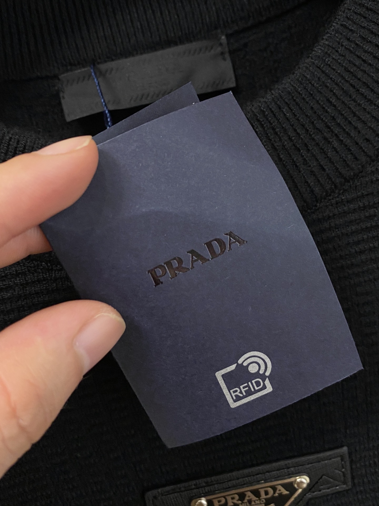 普拉达 2025秋冬 羊毛混纺套头针织毛衣很有亮点细节上凸显质感 整体设计上身时尚而赋予现代气息感合体的