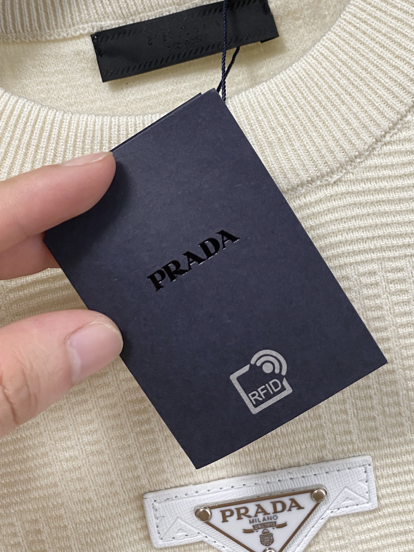 普拉达 2025秋冬 羊毛混纺套头针织毛衣很有亮点细节上凸显质感 整体设计上身时尚而赋予现代气息感合体的