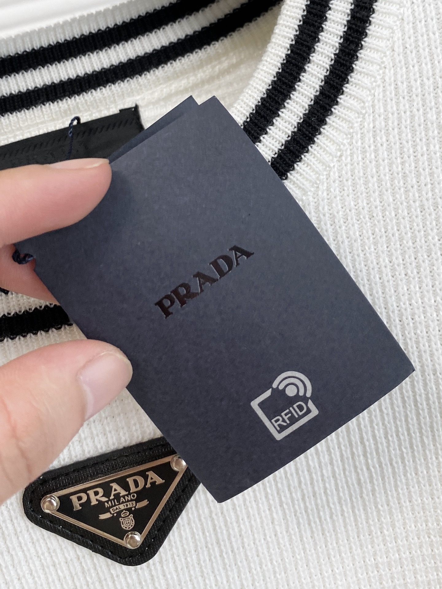 普拉达 2025秋冬 羊毛混纺套头针织毛衣很有亮点细节上凸显质感 整体设计上身时尚而赋予现代气息感合体的