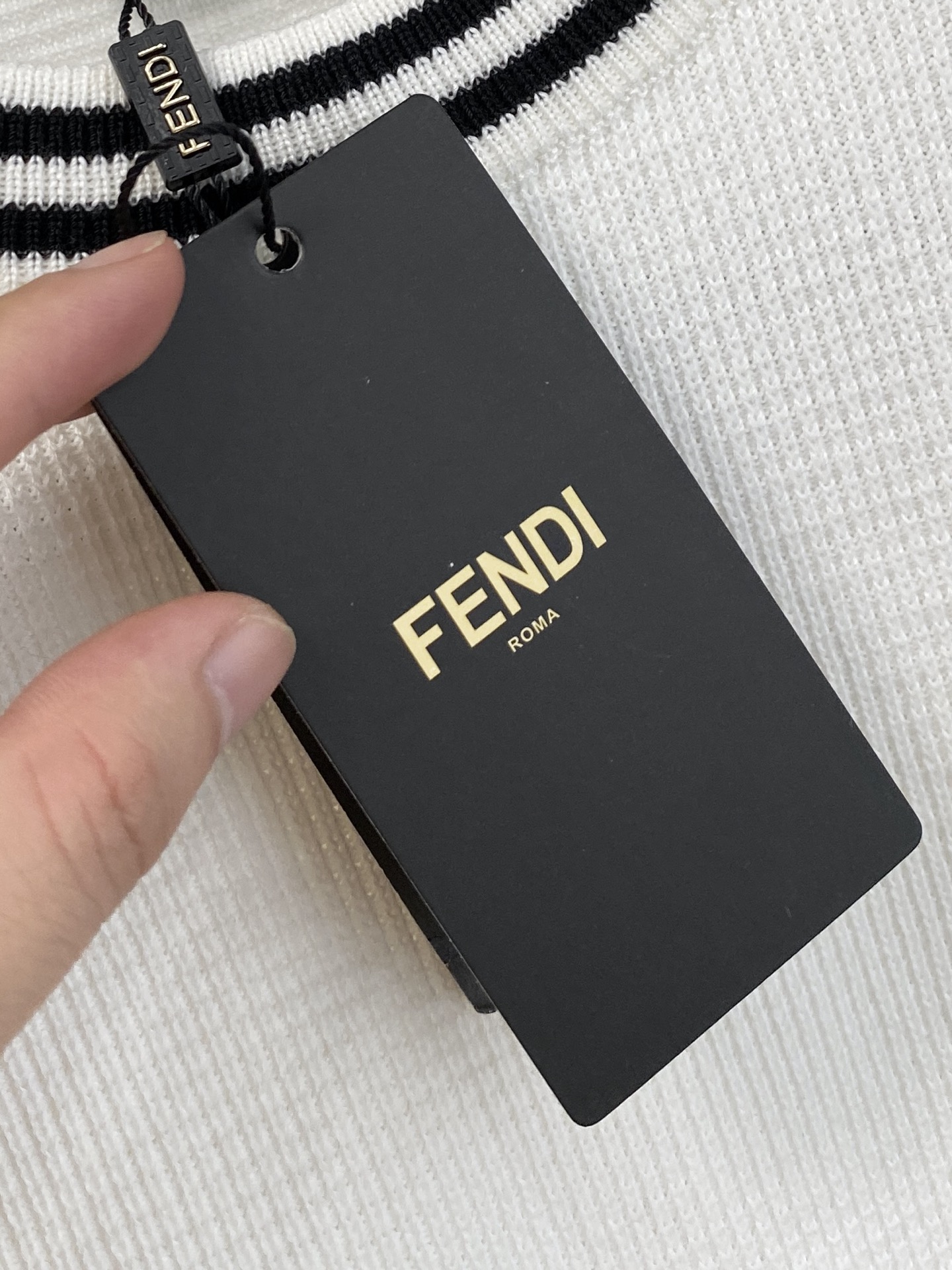 芬迪 2025秋冬 羊毛混纺套头针织毛衣很有亮点细节上凸显质感 整体设计上身时尚而赋予现代气息感合体的剪