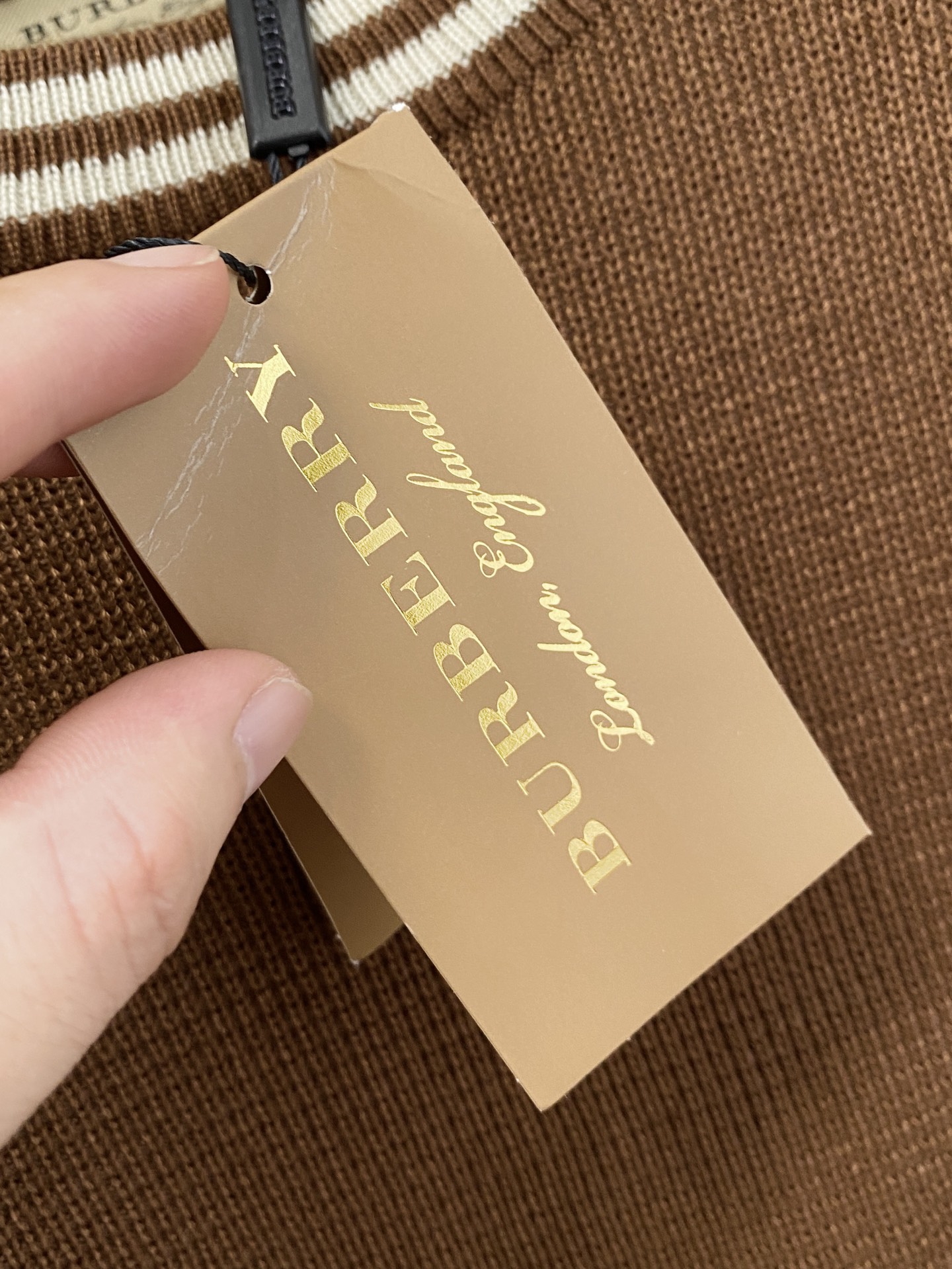 巴宝莉 2025秋冬 羊毛混纺套头针织毛衣很有亮点细节上凸显质感 整体设计上身时尚而赋予现代气息感合体的