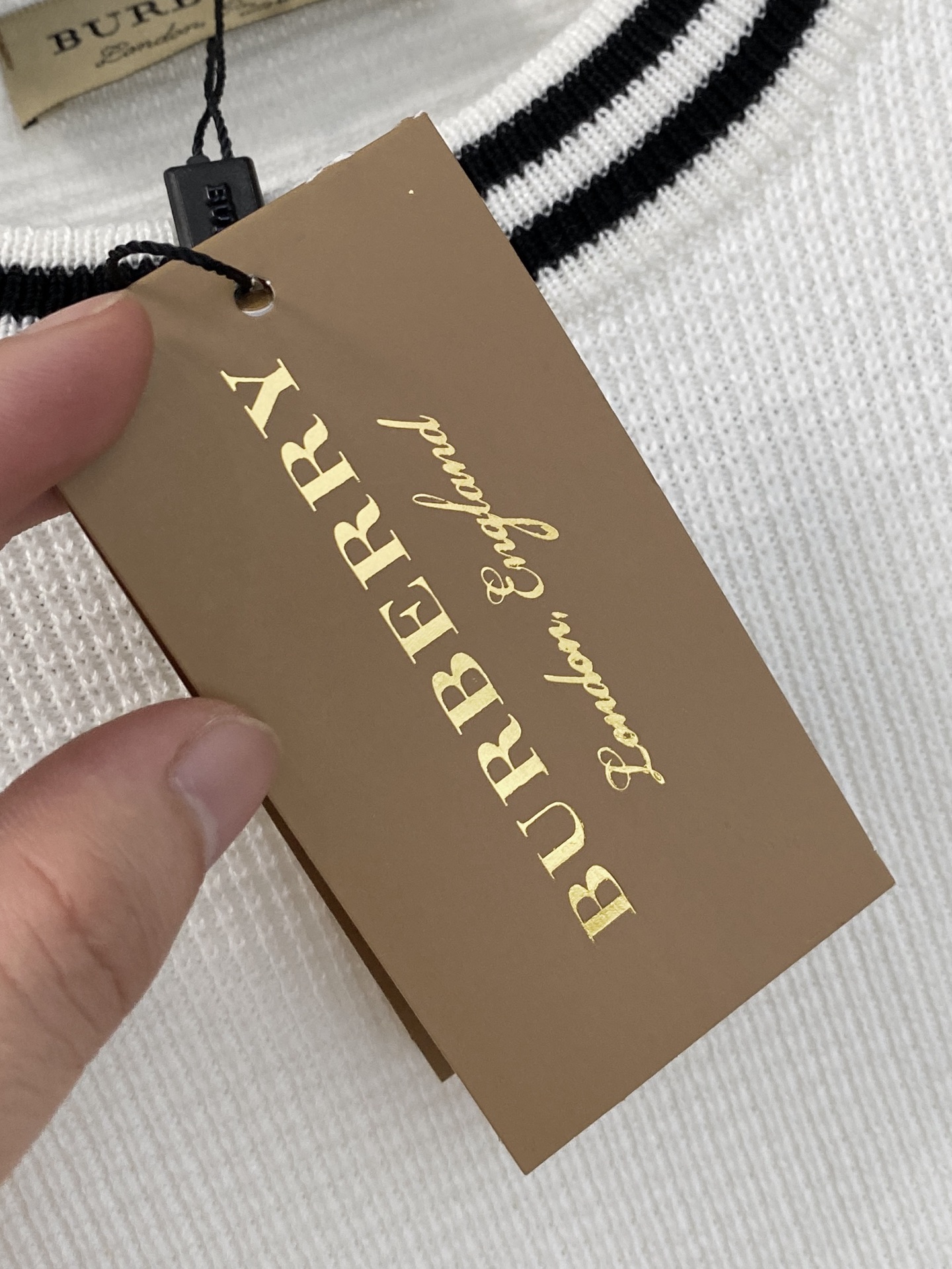 巴宝莉 2025秋冬 羊毛混纺套头针织毛衣很有亮点细节上凸显质感 整体设计上身时尚而赋予现代气息感合体的