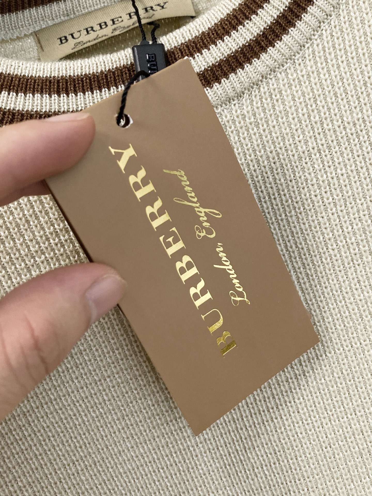 巴宝莉 2025秋冬 羊毛混纺套头针织毛衣很有亮点细节上凸显质感 整体设计上身时尚而赋予现代气息感合体的