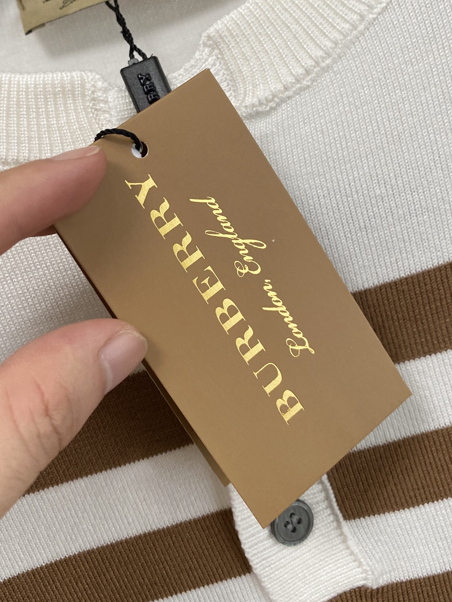 巴宝莉 2025秋冬 羊毛混纺套头针织毛衣很有亮点细节上凸显质感 整体设计上身时尚而赋予现代气息感合体的