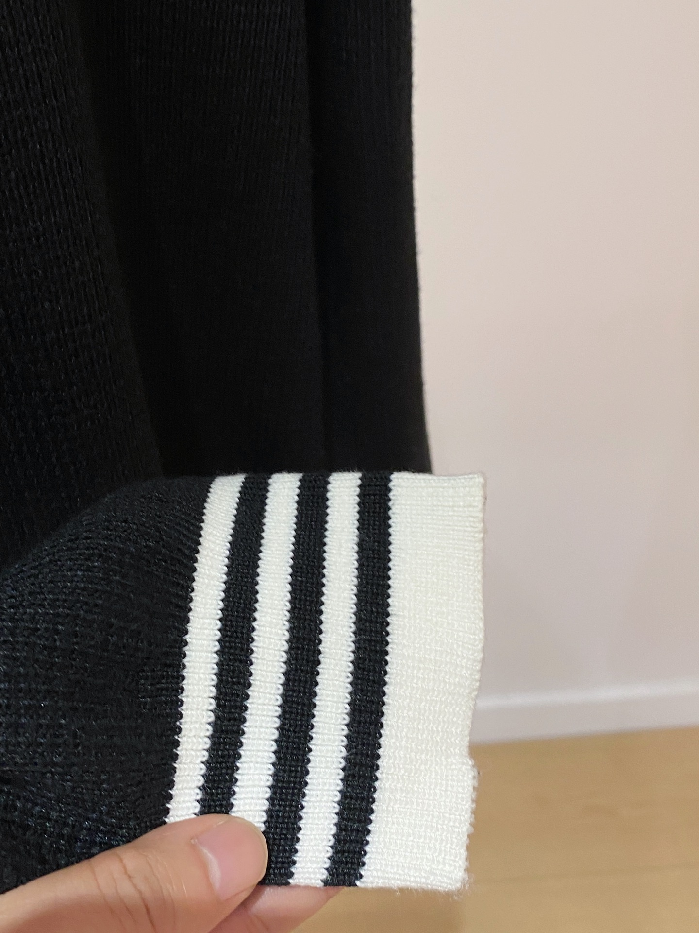 巴宝莉 2025秋冬 羊毛混纺套头针织毛衣很有亮点细节上凸显质感 整体设计上身时尚而赋予现代气息感合体的