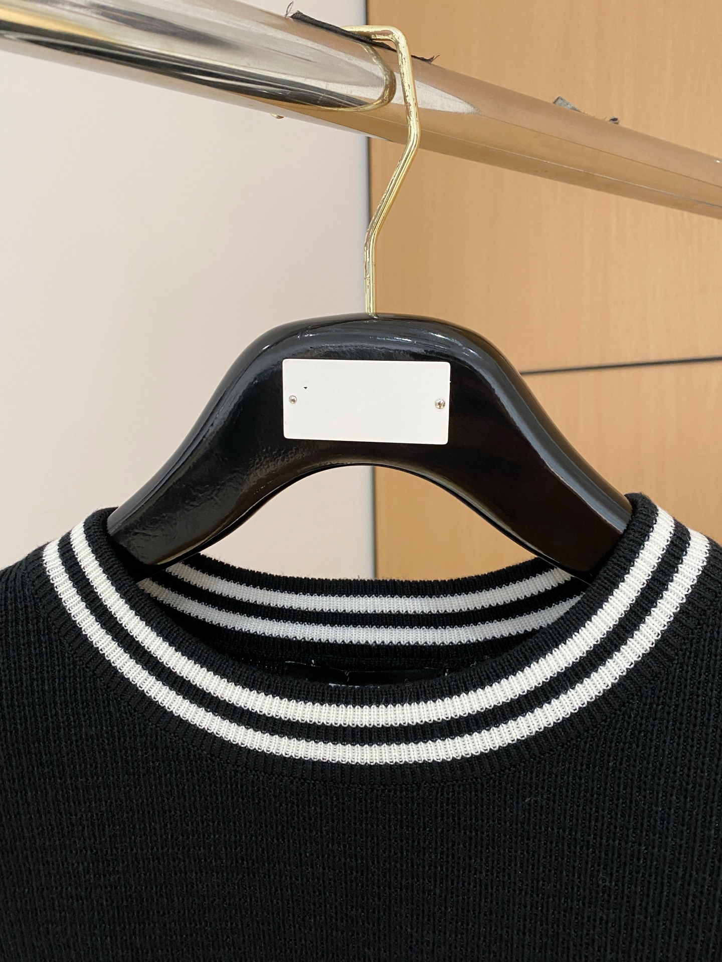 芬迪 2025秋冬 羊毛混纺套头针织毛衣很有亮点细节上凸显质感 整体设计上身时尚而赋予现代气息感合体的剪