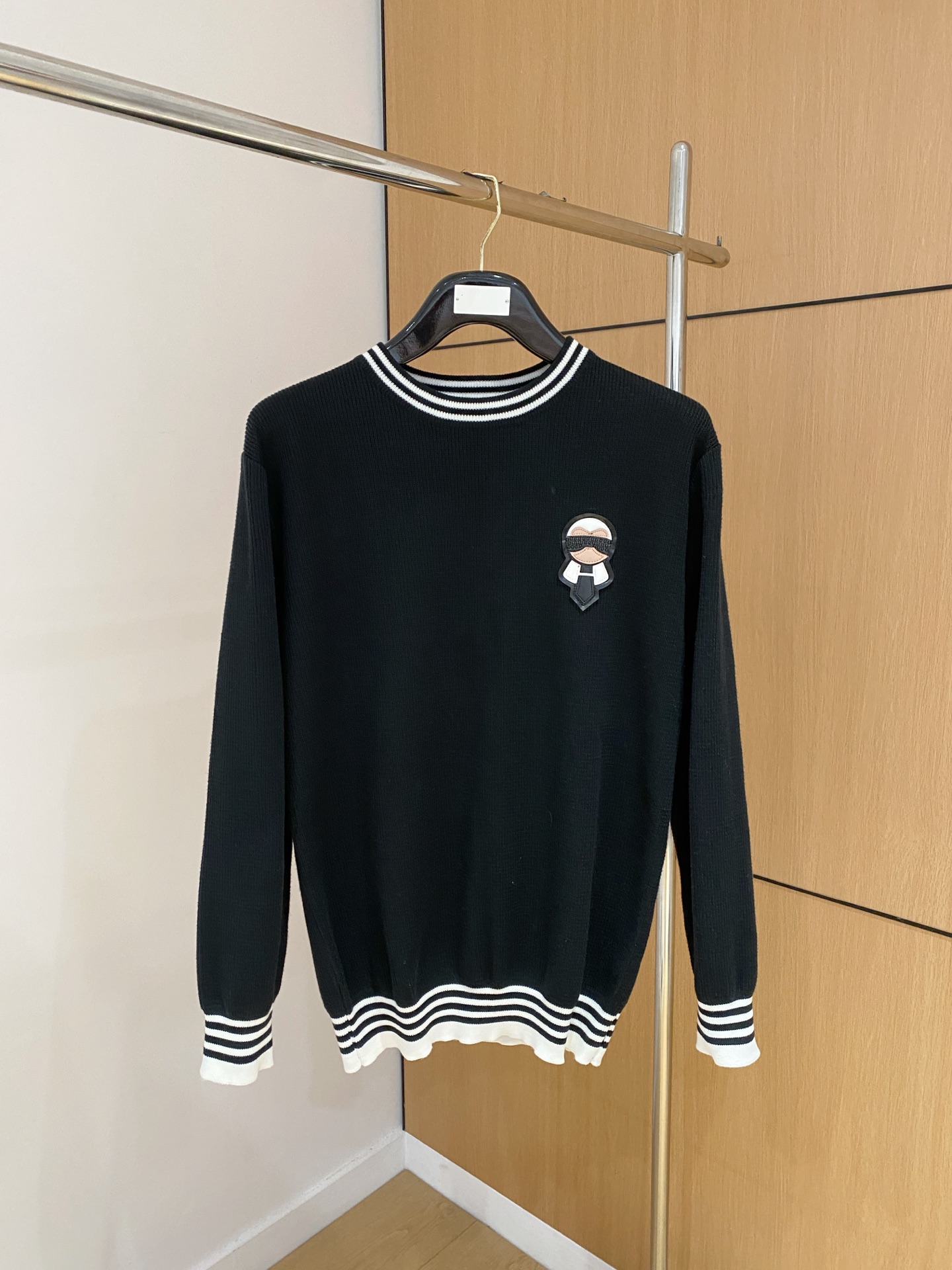 芬迪 2025秋冬 羊毛混纺套头针织毛衣很有亮点细节上凸显质感 整体设计上身时尚而赋予现代气息感合体的剪