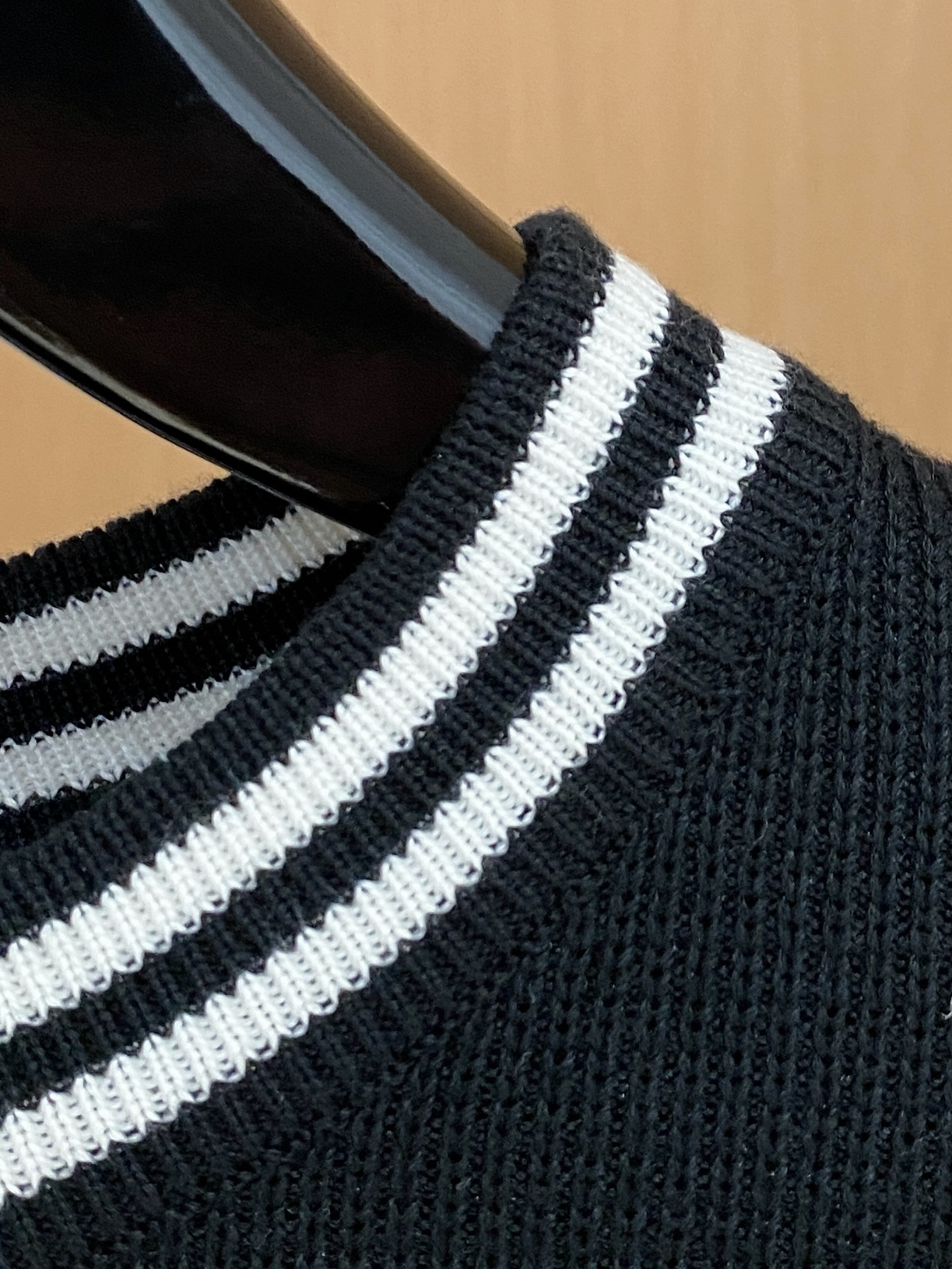 芬迪 2025秋冬 羊毛混纺套头针织毛衣很有亮点细节上凸显质感 整体设计上身时尚而赋予现代气息感合体的剪