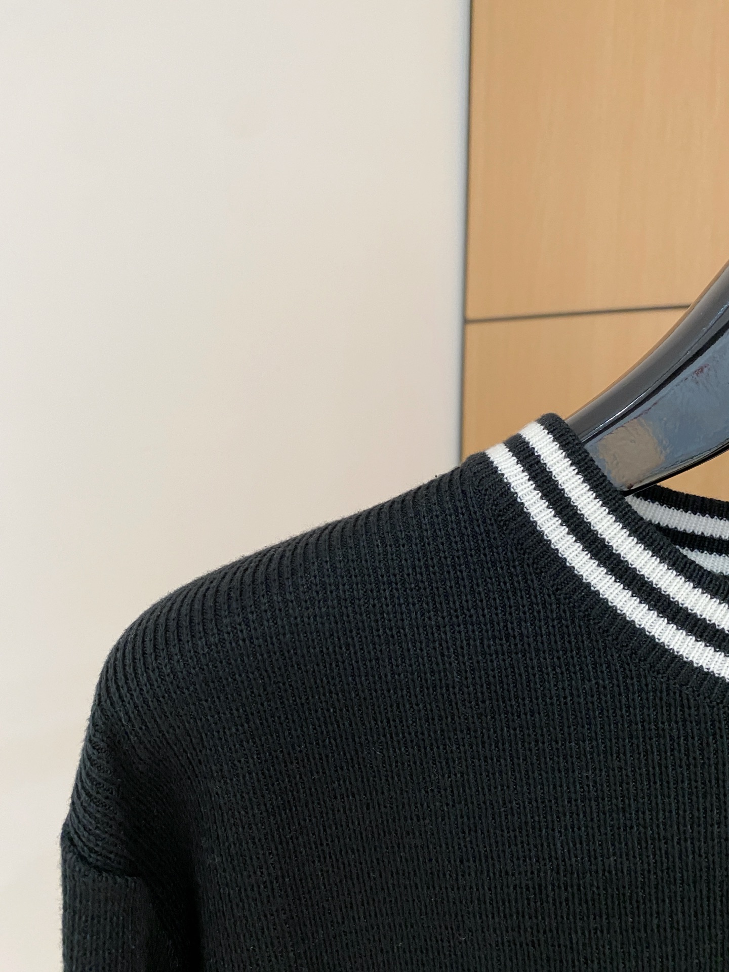 巴宝莉 2025秋冬 羊毛混纺套头针织毛衣很有亮点细节上凸显质感 整体设计上身时尚而赋予现代气息感合体的