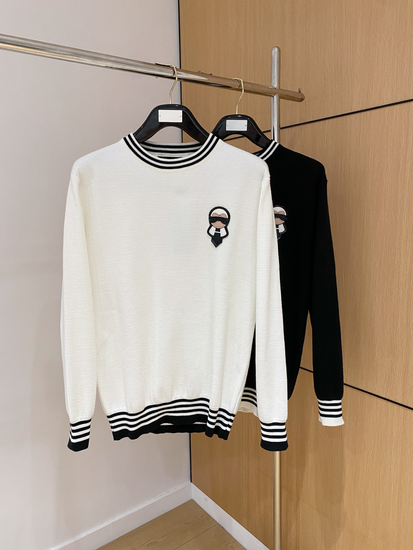 芬迪 2025秋冬 羊毛混纺套头针织毛衣很有亮点细节上凸显质感 整体设计上身时尚而赋予现代气息感合体的剪