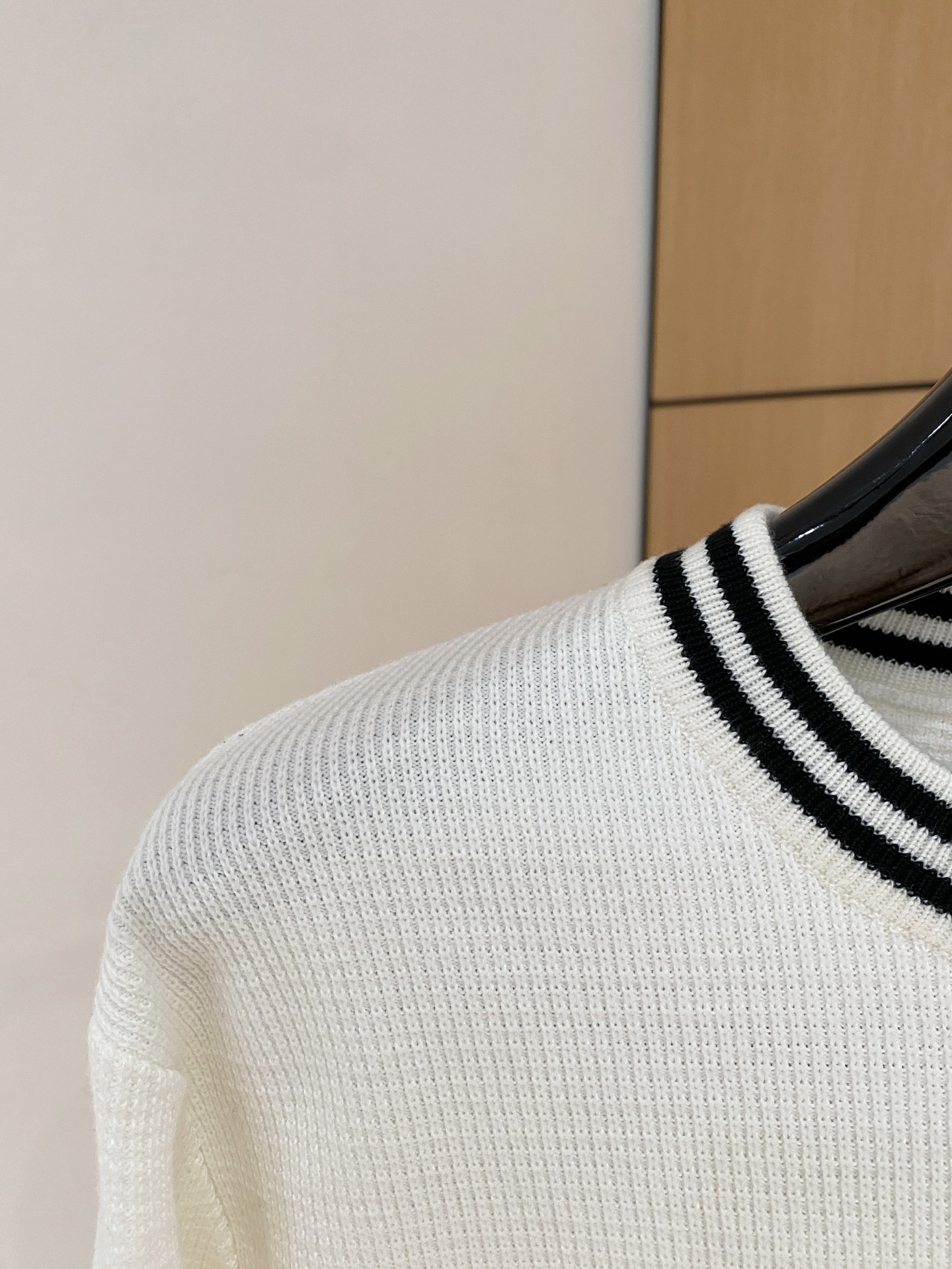 芬迪 2025秋冬 羊毛混纺套头针织毛衣很有亮点细节上凸显质感 整体设计上身时尚而赋予现代气息感合体的剪