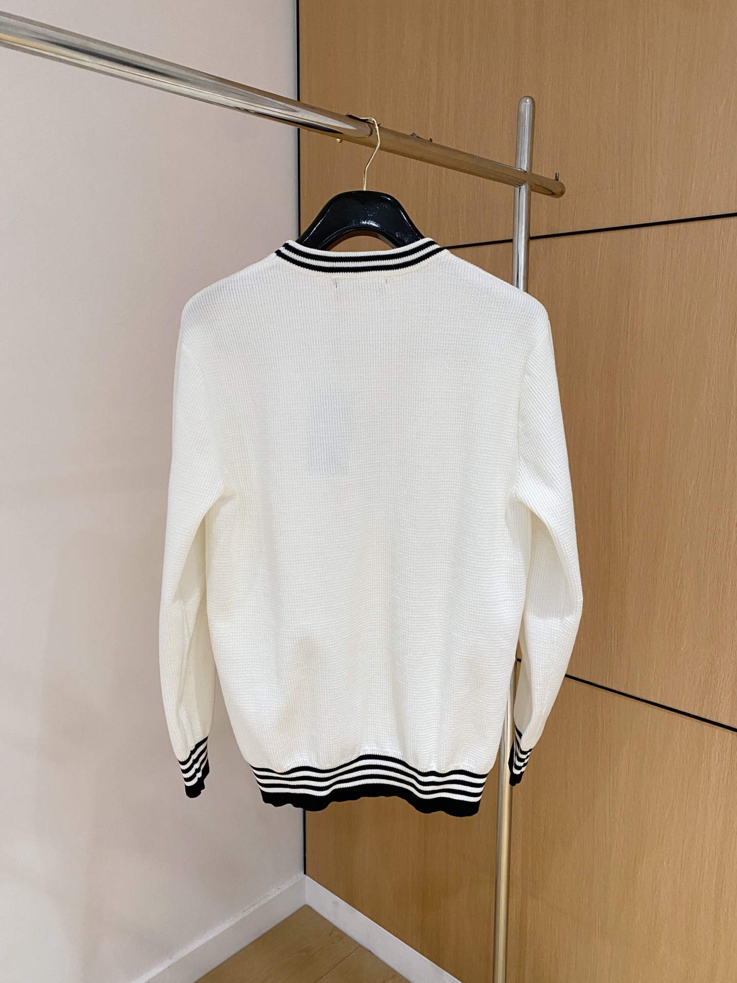 芬迪 2025秋冬 羊毛混纺套头针织毛衣很有亮点细节上凸显质感 整体设计上身时尚而赋予现代气息感合体的剪