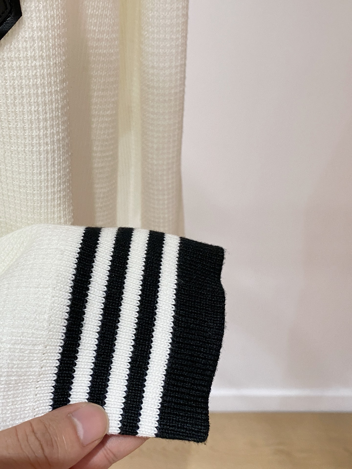 芬迪 2025秋冬 羊毛混纺套头针织毛衣很有亮点细节上凸显质感 整体设计上身时尚而赋予现代气息感合体的剪