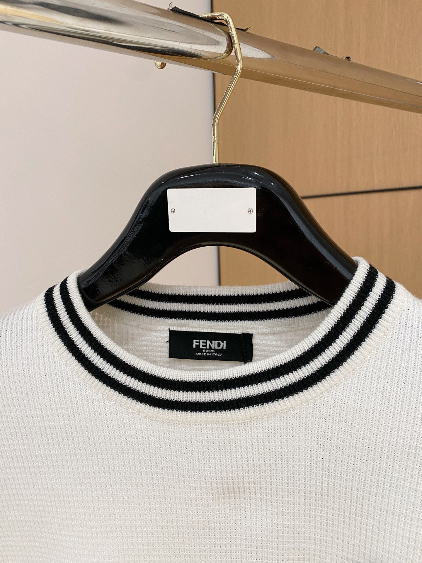 芬迪 2025秋冬 羊毛混纺套头针织毛衣很有亮点细节上凸显质感 整体设计上身时尚而赋予现代气息感合体的剪