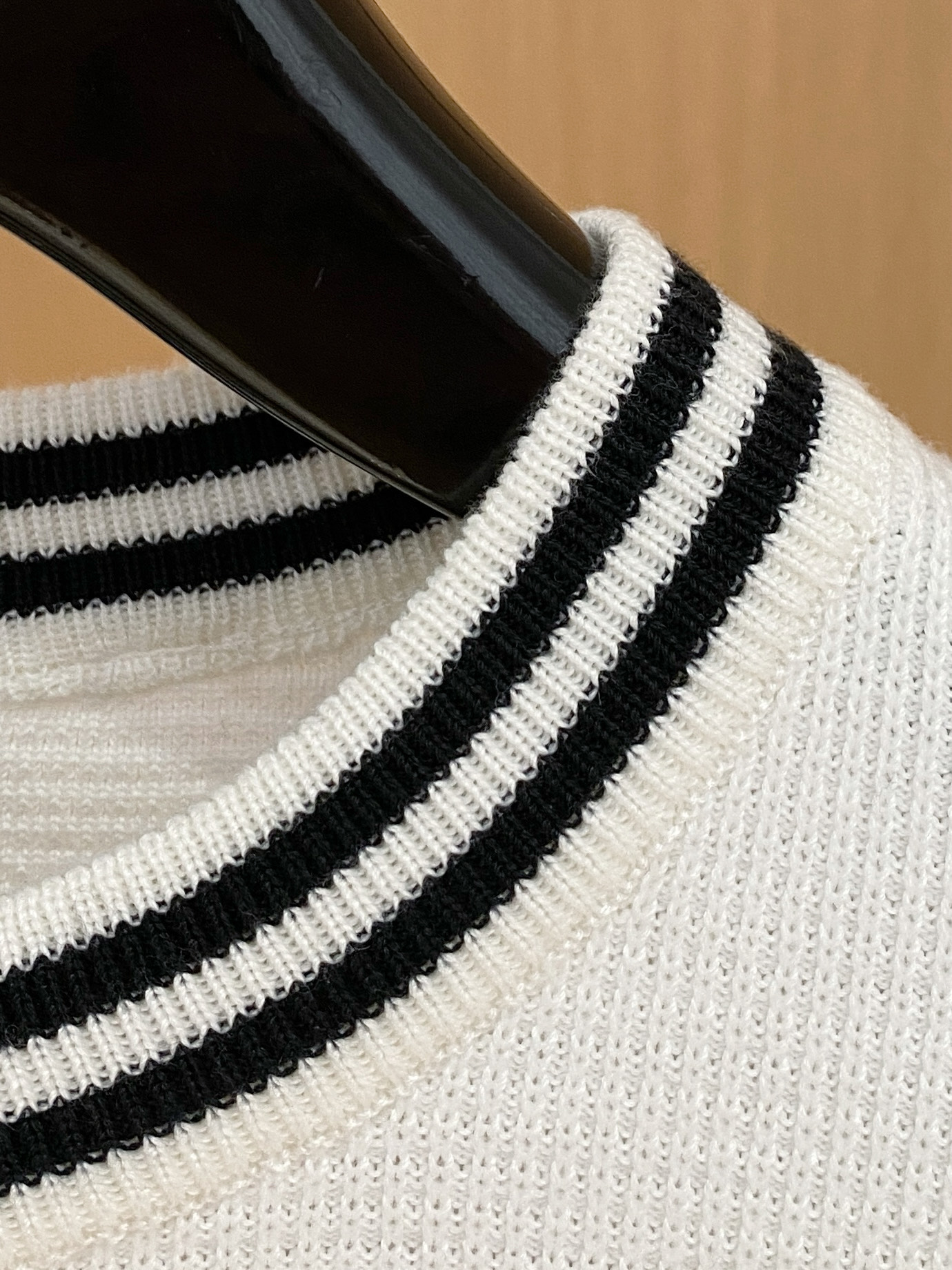 芬迪 2025秋冬 羊毛混纺套头针织毛衣很有亮点细节上凸显质感 整体设计上身时尚而赋予现代气息感合体的剪