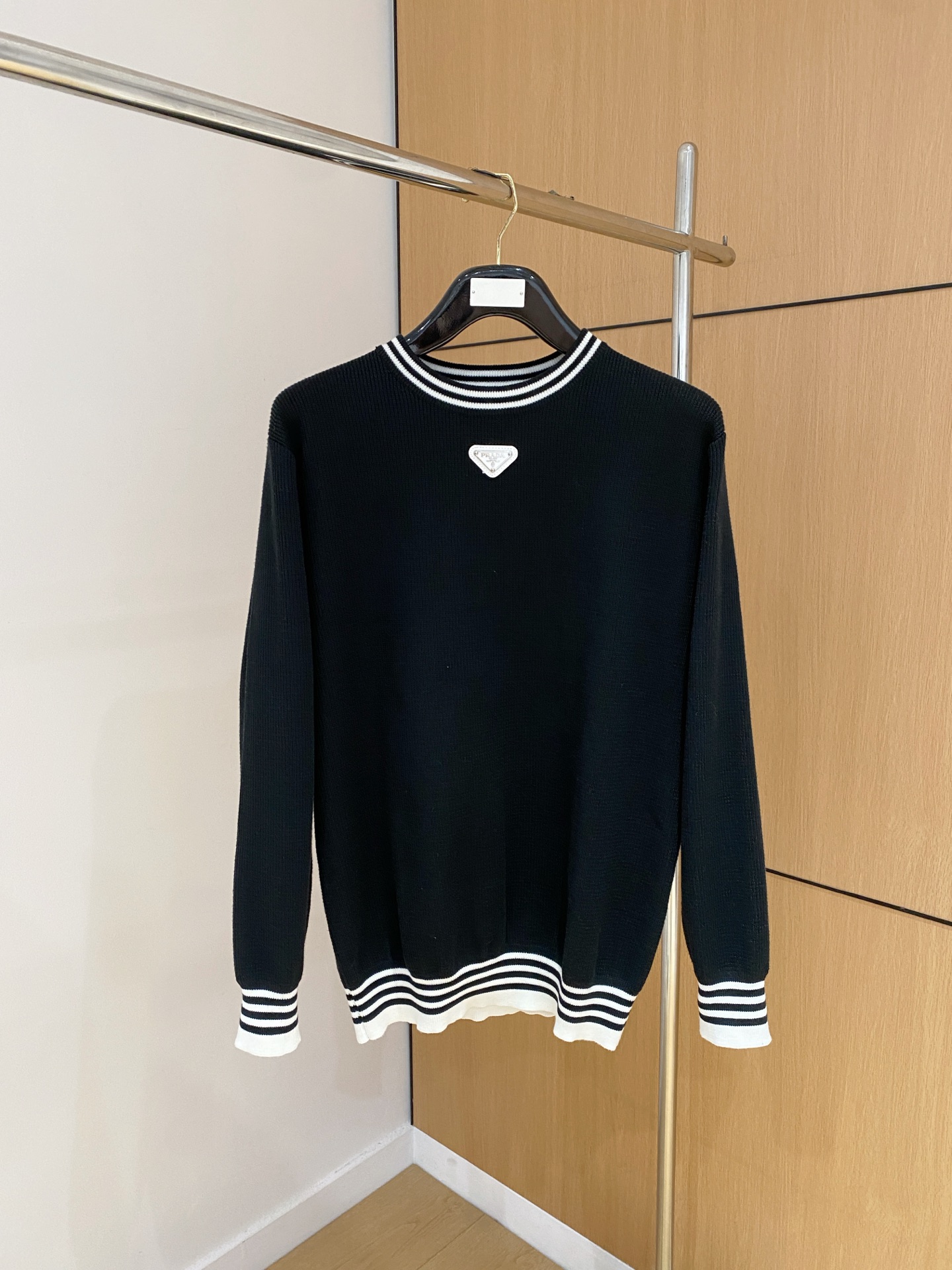 普拉达 2025秋冬 羊毛混纺套头针织毛衣很有亮点细节上凸显质感 整体设计上身时尚而赋予现代气息感合体的