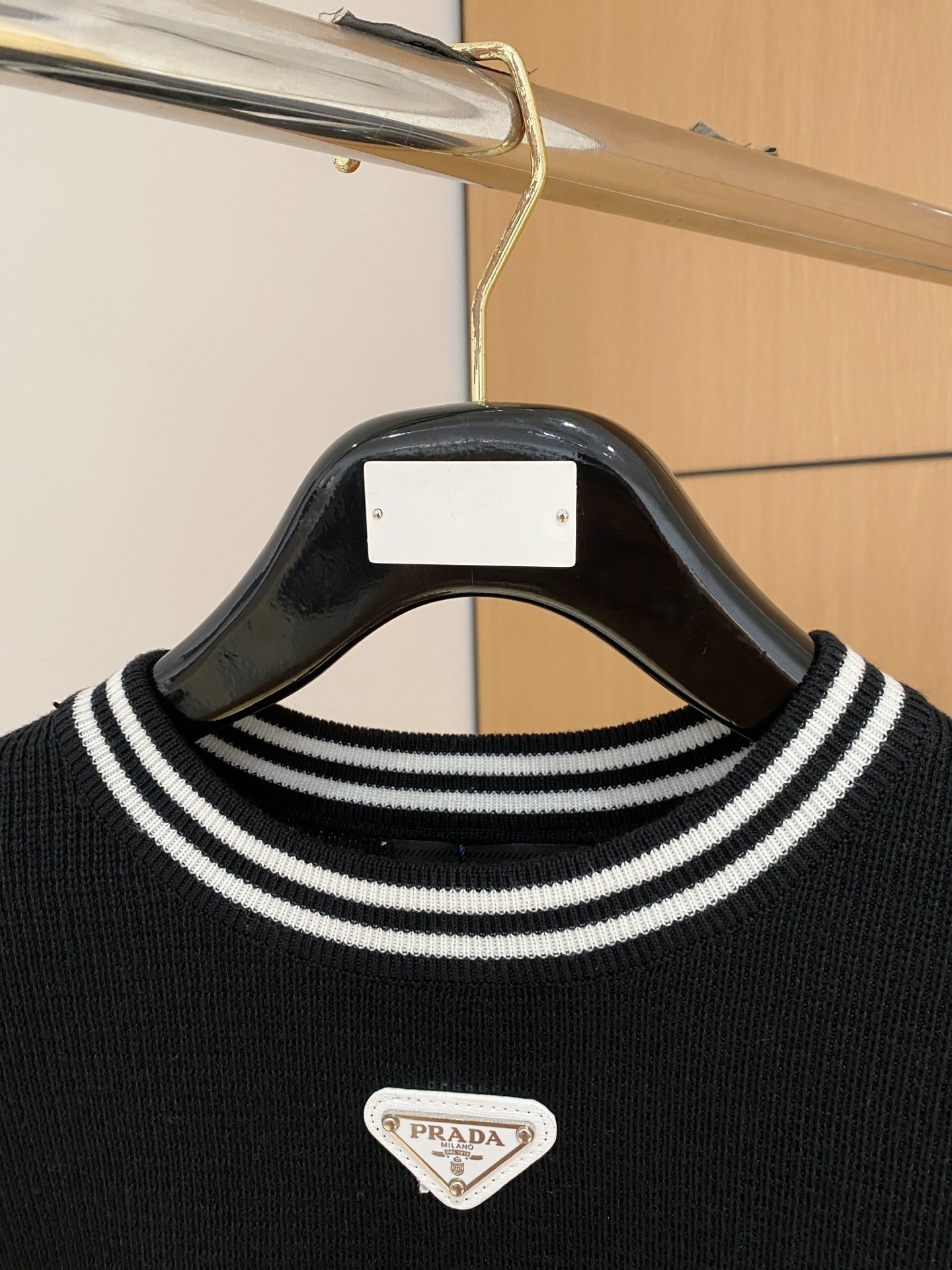 普拉达 2025秋冬 羊毛混纺套头针织毛衣很有亮点细节上凸显质感 整体设计上身时尚而赋予现代气息感合体的