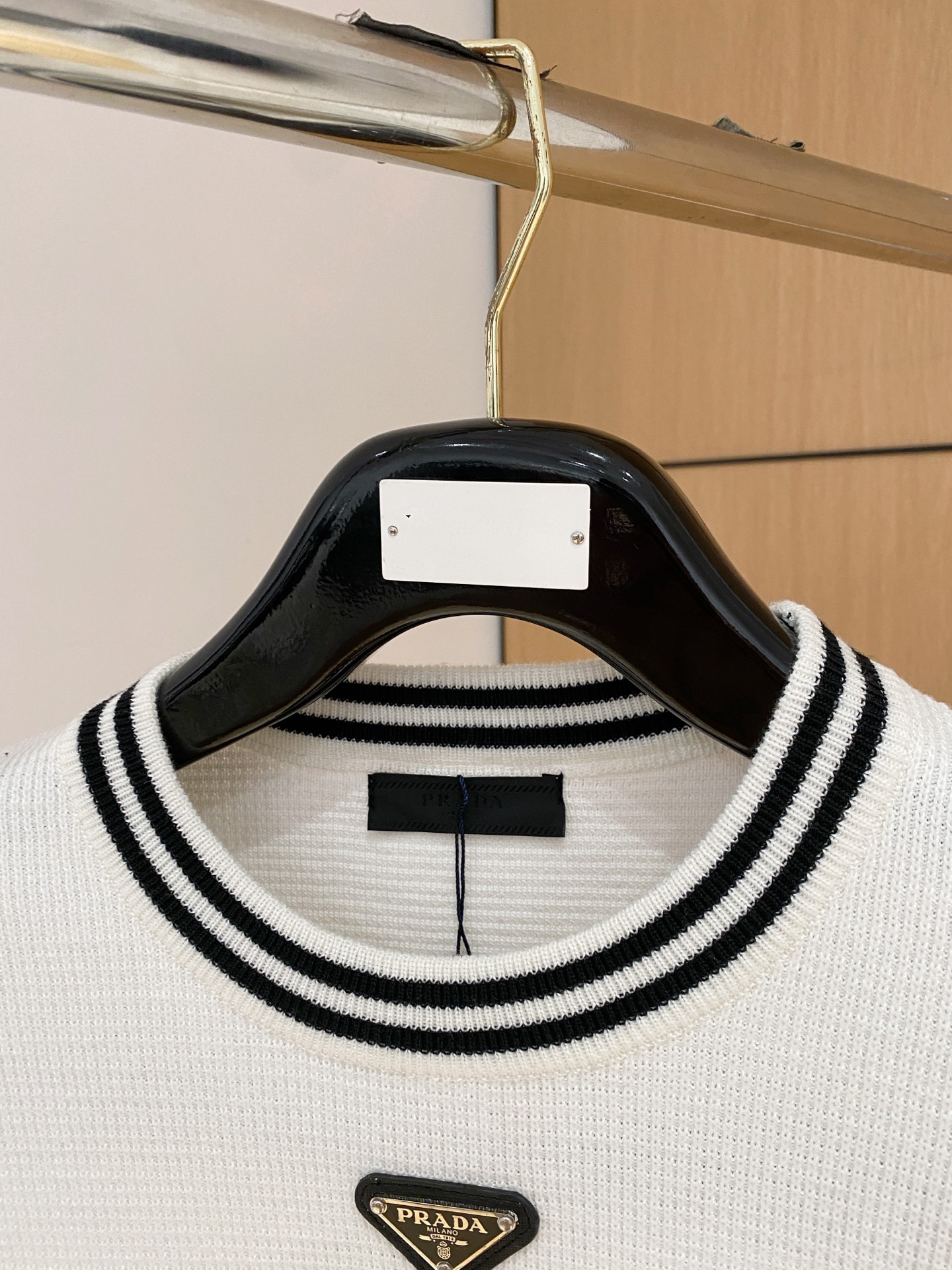 普拉达 2025秋冬 羊毛混纺套头针织毛衣很有亮点细节上凸显质感 整体设计上身时尚而赋予现代气息感合体的