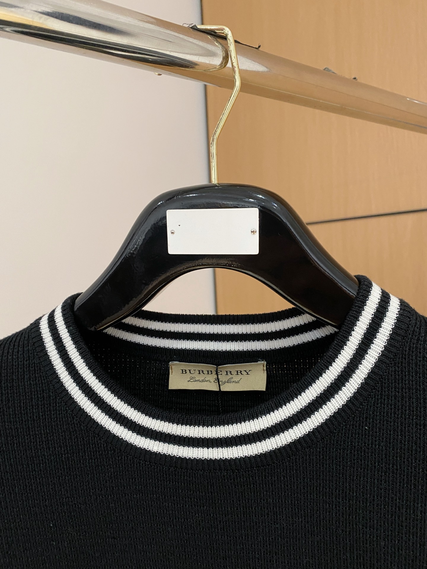 巴宝莉 2025秋冬 羊毛混纺套头针织毛衣很有亮点细节上凸显质感 整体设计上身时尚而赋予现代气息感合体的