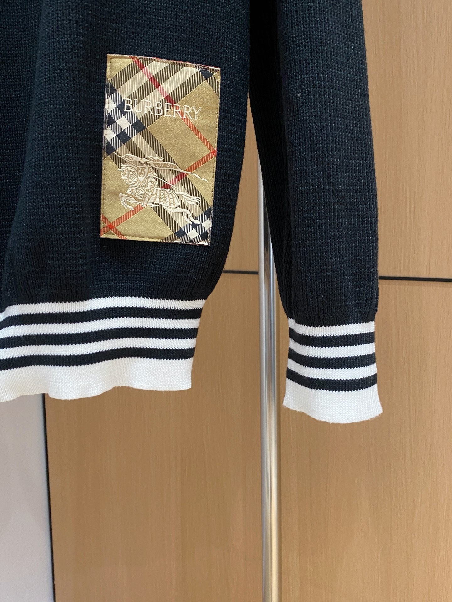 巴宝莉 2025秋冬 羊毛混纺套头针织毛衣很有亮点细节上凸显质感 整体设计上身时尚而赋予现代气息感合体的