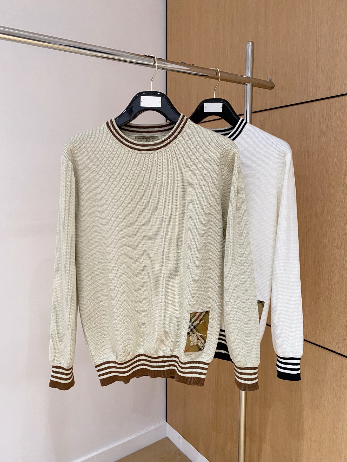 巴宝莉 2025秋冬 羊毛混纺套头针织毛衣很有亮点细节上凸显质感 整体设计上身时尚而赋予现代气息感合体的