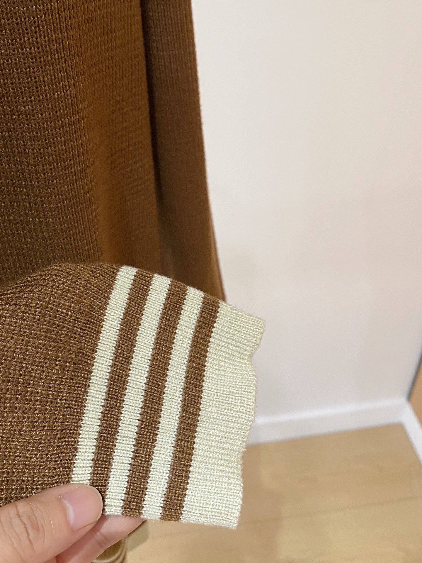 巴宝莉 2025秋冬 羊毛混纺套头针织毛衣很有亮点细节上凸显质感 整体设计上身时尚而赋予现代气息感合体的