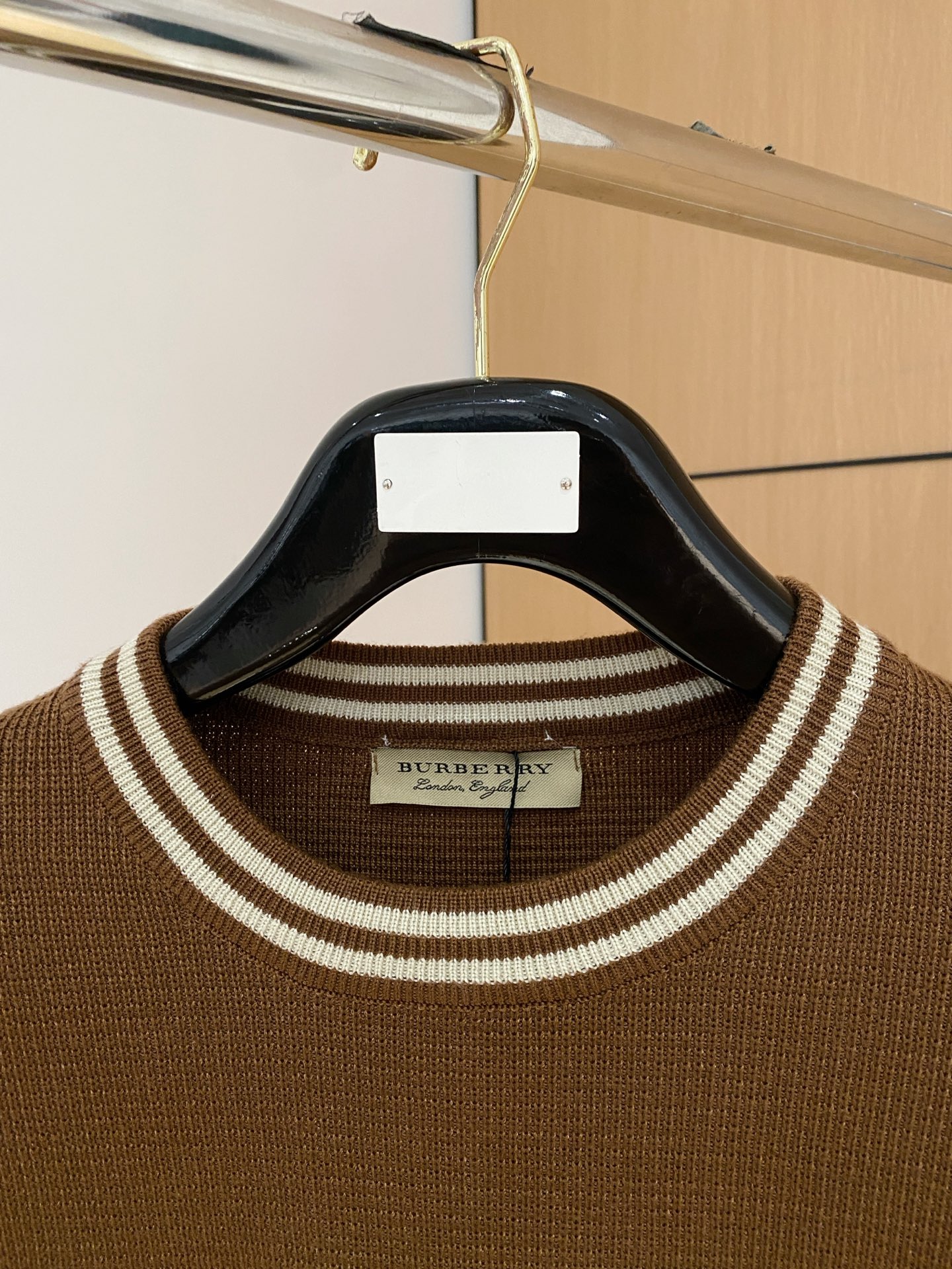 巴宝莉 2025秋冬 羊毛混纺套头针织毛衣很有亮点细节上凸显质感 整体设计上身时尚而赋予现代气息感合体的