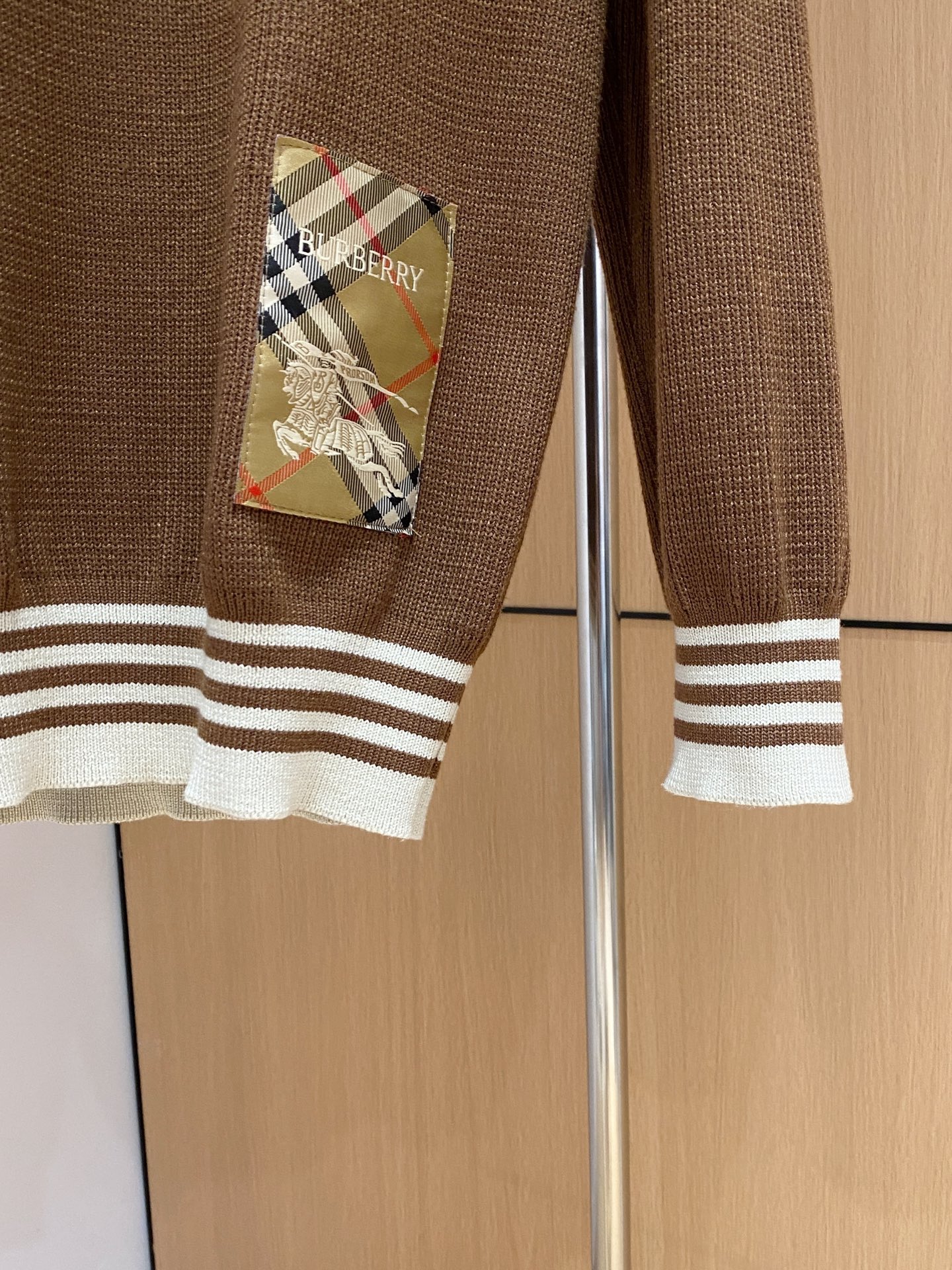 巴宝莉 2025秋冬 羊毛混纺套头针织毛衣很有亮点细节上凸显质感 整体设计上身时尚而赋予现代气息感合体的