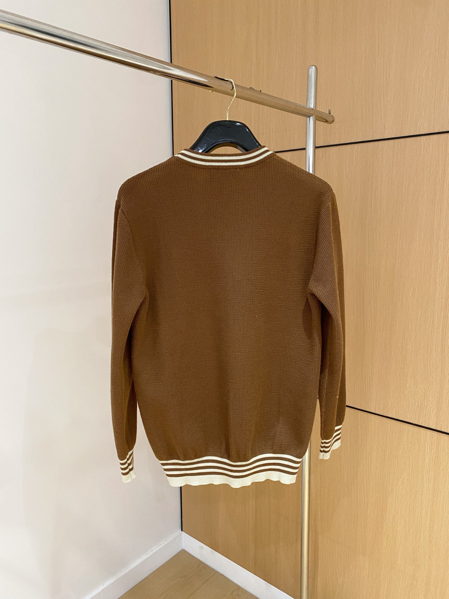 巴宝莉 2025秋冬 羊毛混纺套头针织毛衣很有亮点细节上凸显质感 整体设计上身时尚而赋予现代气息感合体的