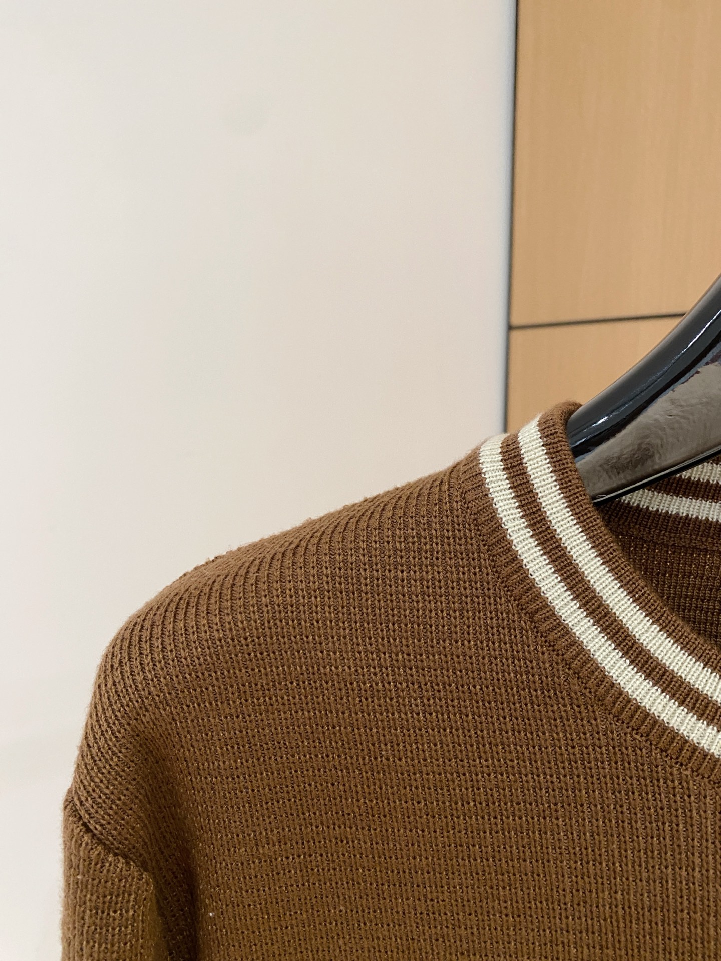 巴宝莉 2025秋冬 羊毛混纺套头针织毛衣很有亮点细节上凸显质感 整体设计上身时尚而赋予现代气息感合体的