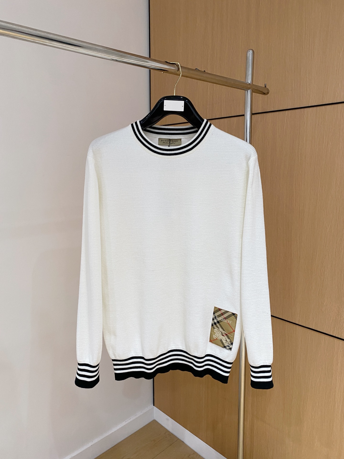 巴宝莉 2025秋冬 羊毛混纺套头针织毛衣很有亮点细节上凸显质感 整体设计上身时尚而赋予现代气息感合体的