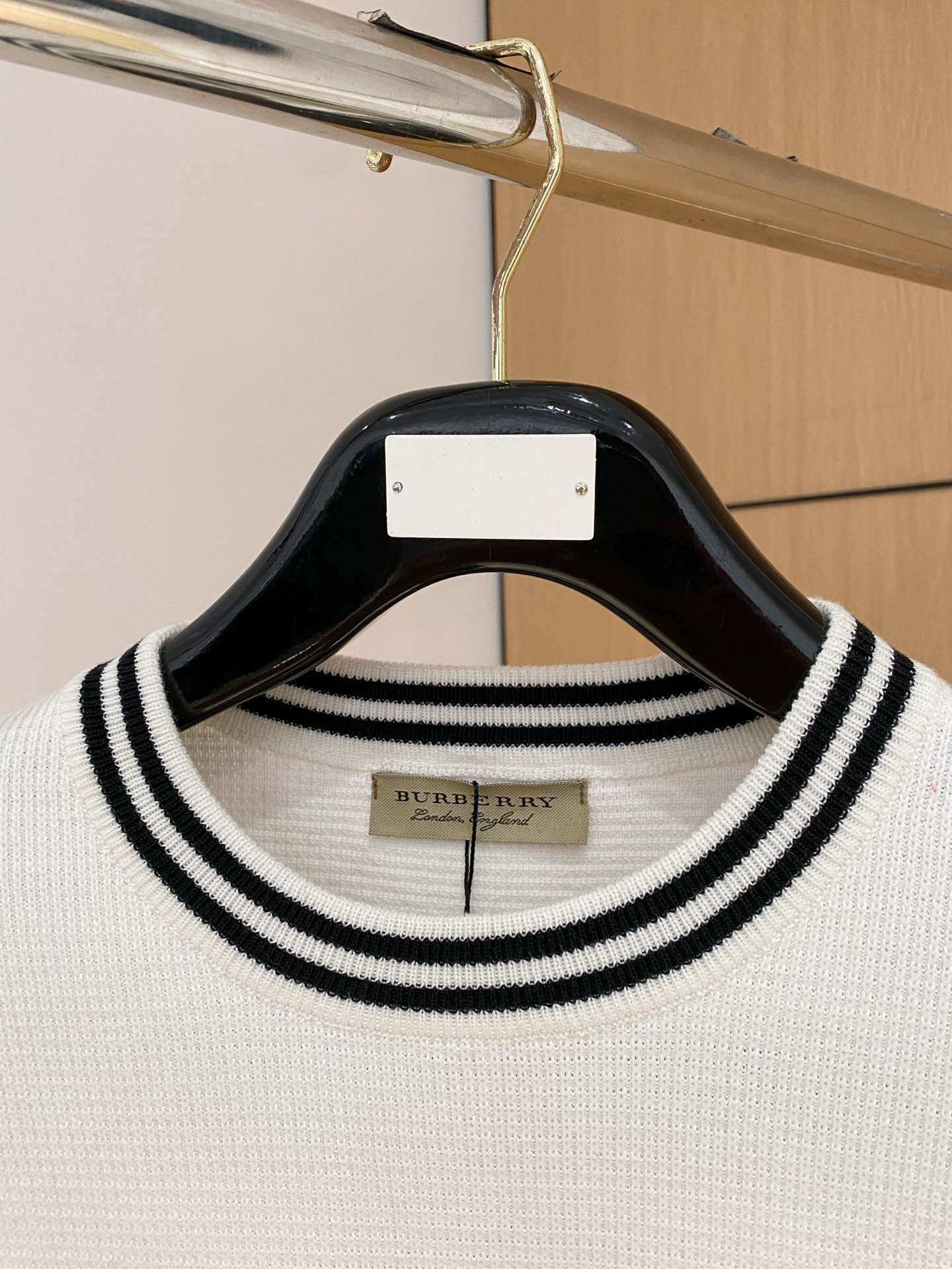 巴宝莉 2025秋冬 羊毛混纺套头针织毛衣很有亮点细节上凸显质感 整体设计上身时尚而赋予现代气息感合体的