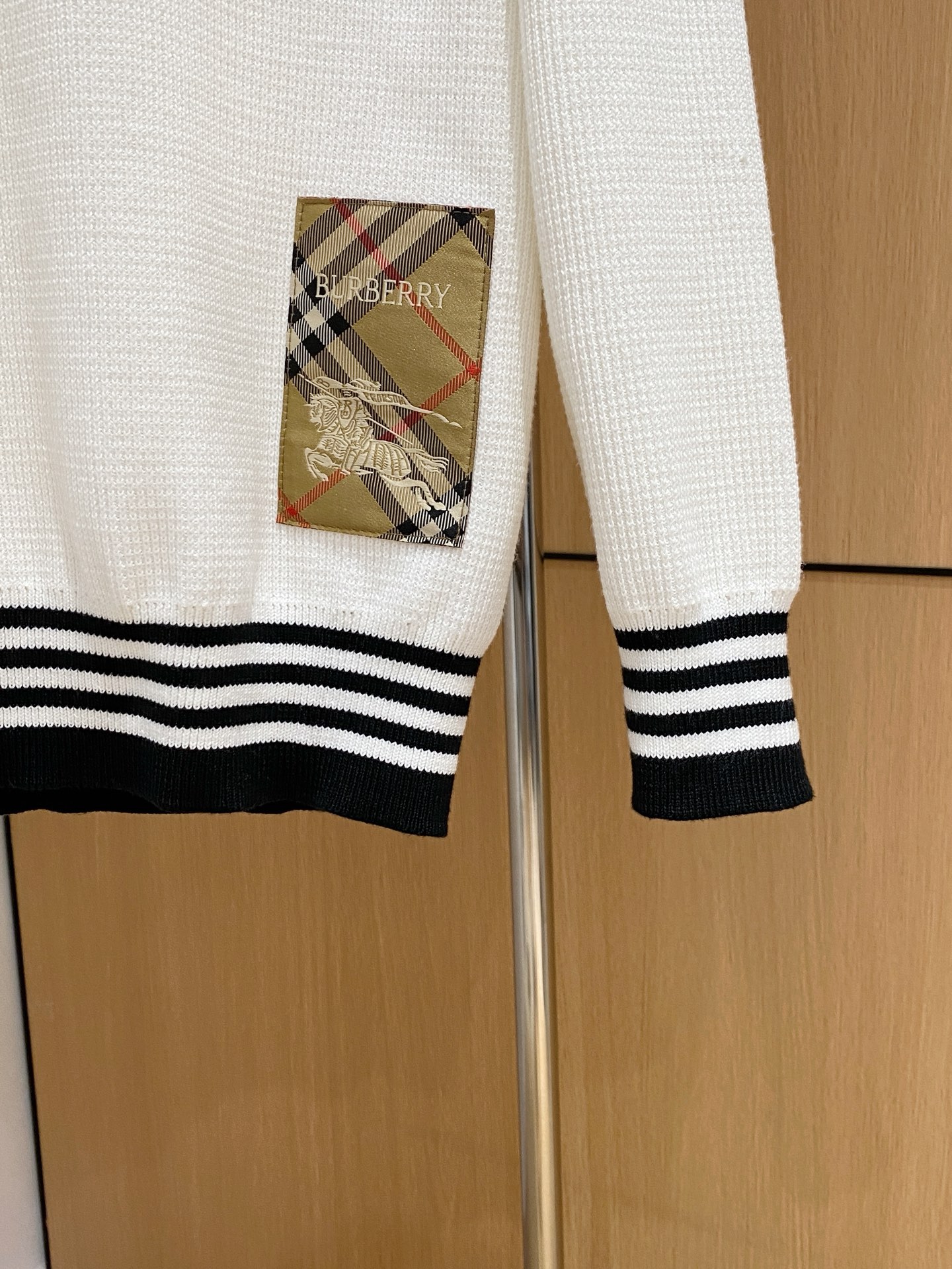 巴宝莉 2025秋冬 羊毛混纺套头针织毛衣很有亮点细节上凸显质感 整体设计上身时尚而赋予现代气息感合体的