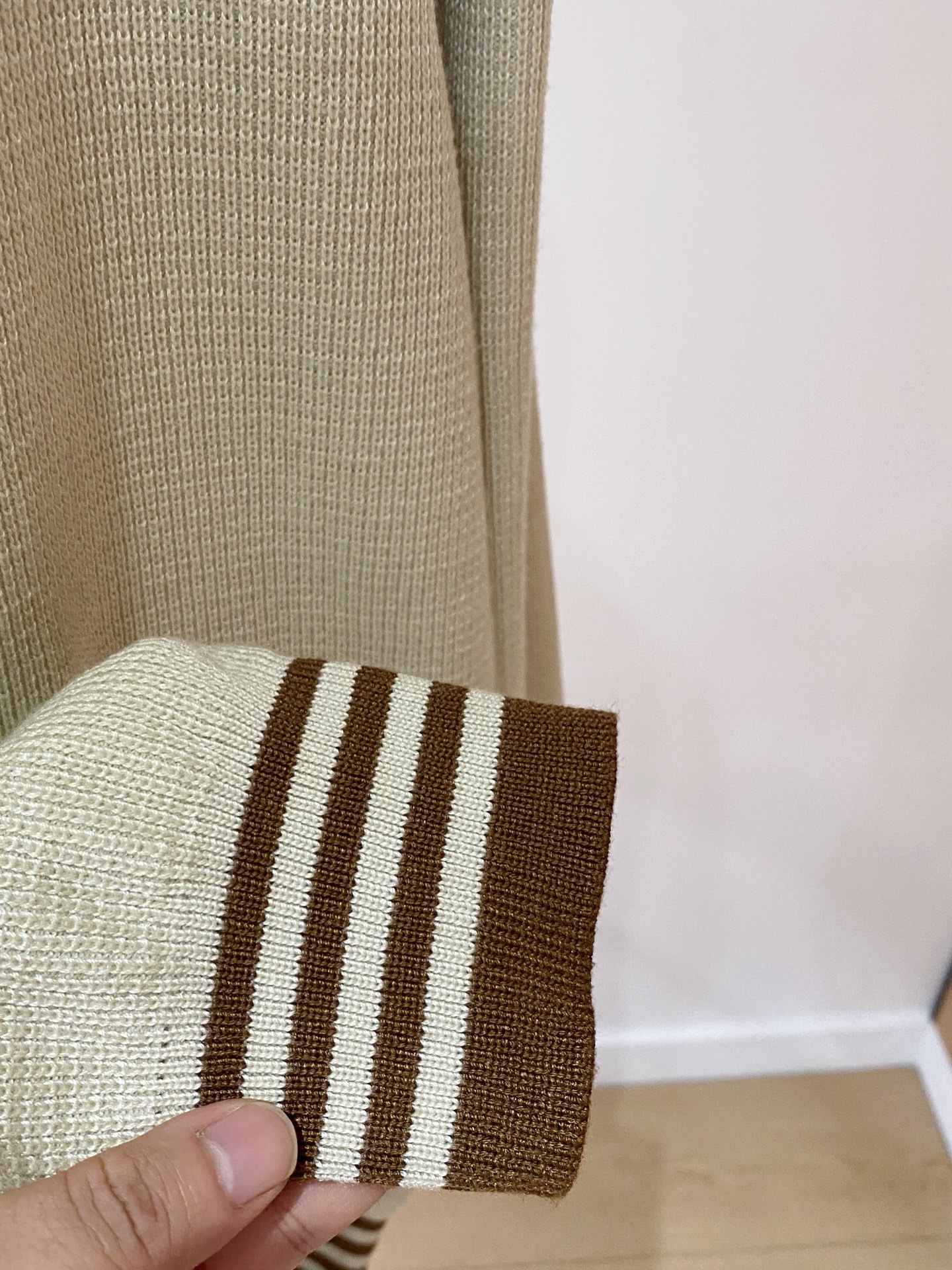 巴宝莉 2025秋冬 羊毛混纺套头针织毛衣很有亮点细节上凸显质感 整体设计上身时尚而赋予现代气息感合体的