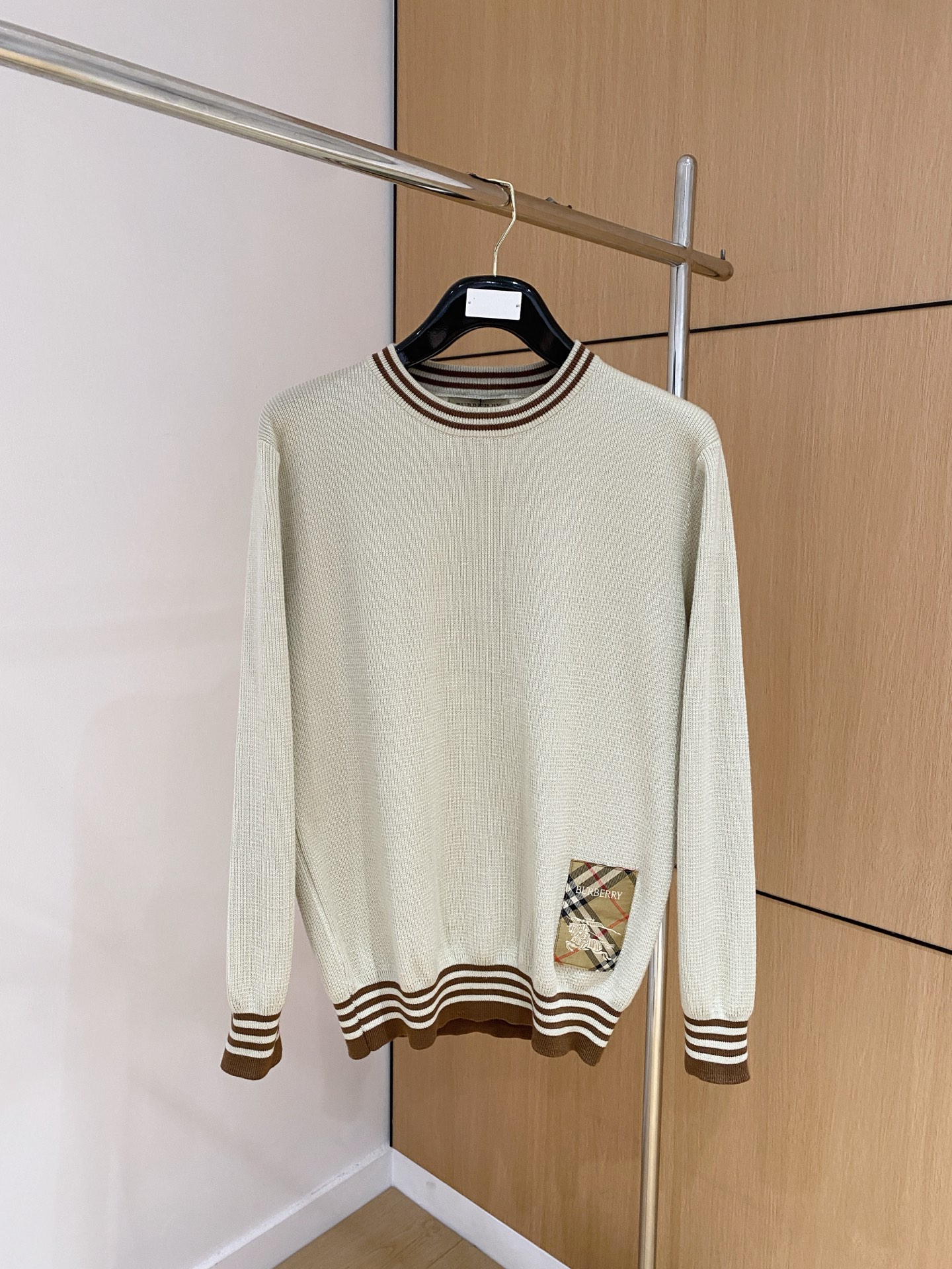 巴宝莉 2025秋冬 羊毛混纺套头针织毛衣很有亮点细节上凸显质感 整体设计上身时尚而赋予现代气息感合体的