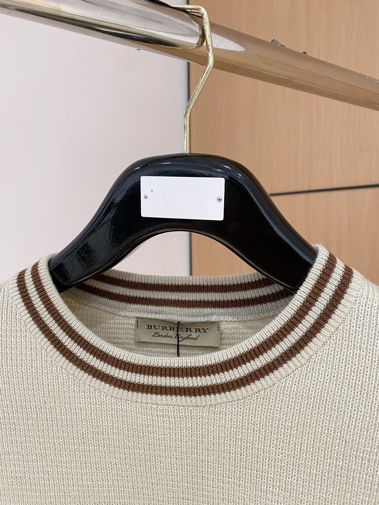 巴宝莉 2025秋冬 羊毛混纺套头针织毛衣很有亮点细节上凸显质感 整体设计上身时尚而赋予现代气息感合体的