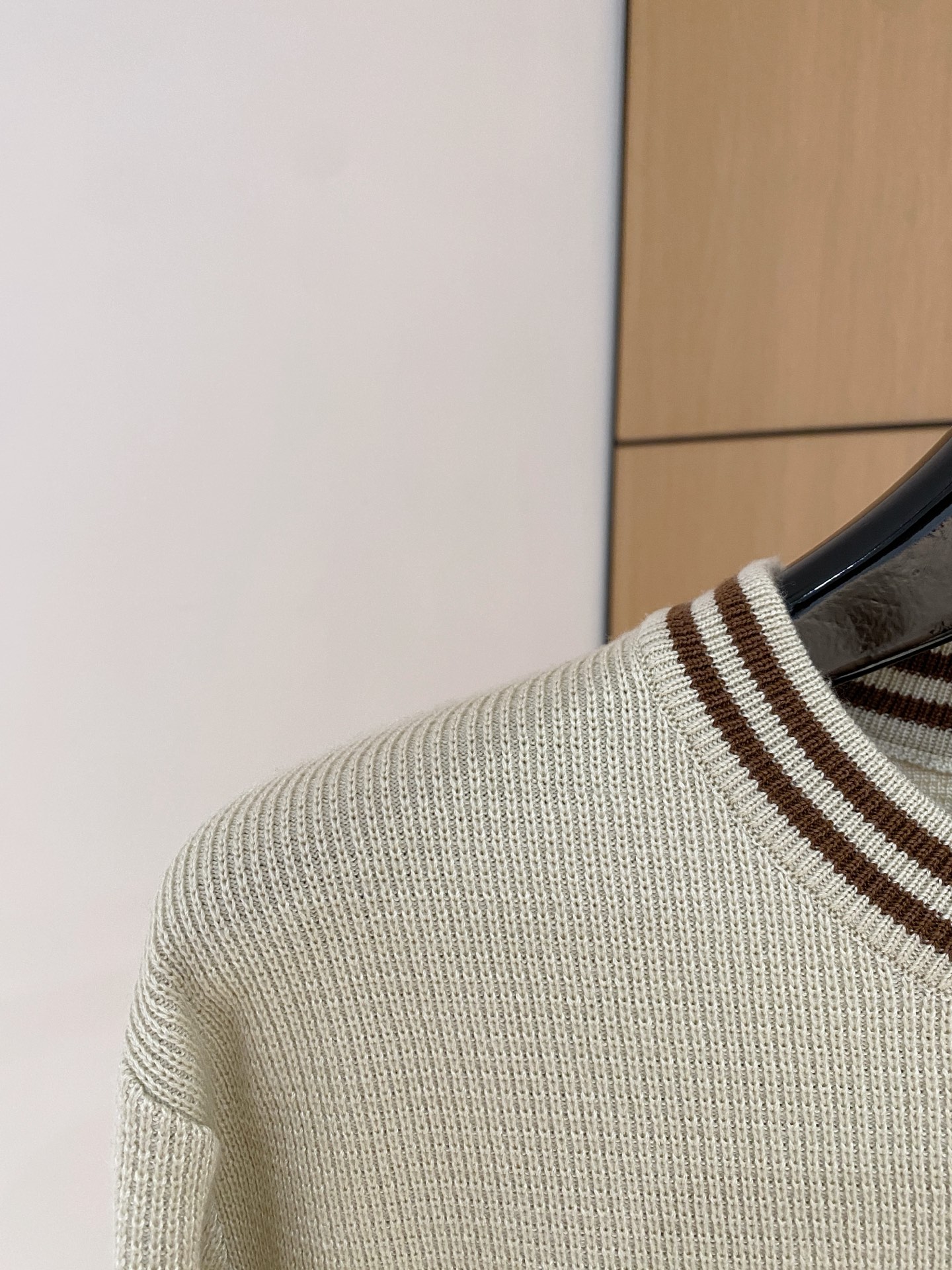 巴宝莉 2025秋冬 羊毛混纺套头针织毛衣很有亮点细节上凸显质感 整体设计上身时尚而赋予现代气息感合体的