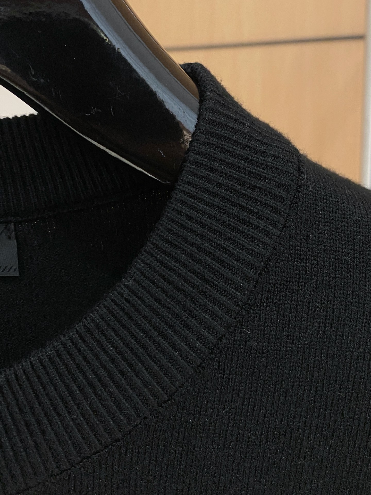 普拉达 2025 秋冬新款男士针织套头毛衣打底充满时尚阳光的魅力风格,线条设计时尚奢感彰显与众不同的特质