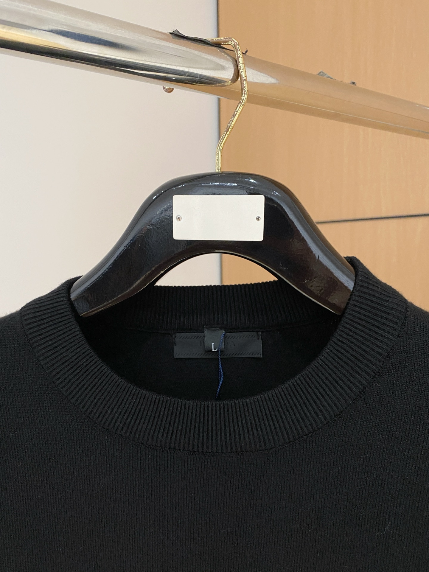 普拉达 2025 秋冬新款男士针织套头毛衣打底充满时尚阳光的魅力风格,线条设计时尚奢感彰显与众不同的特质