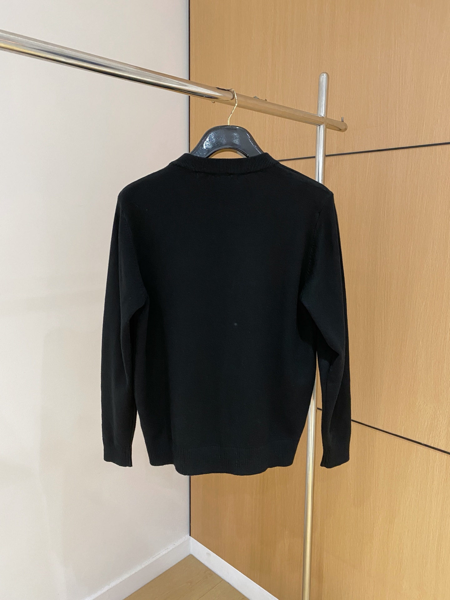 普拉达 2025 秋冬新款男士针织套头毛衣打底充满时尚阳光的魅力风格,线条设计时尚奢感彰显与众不同的特质