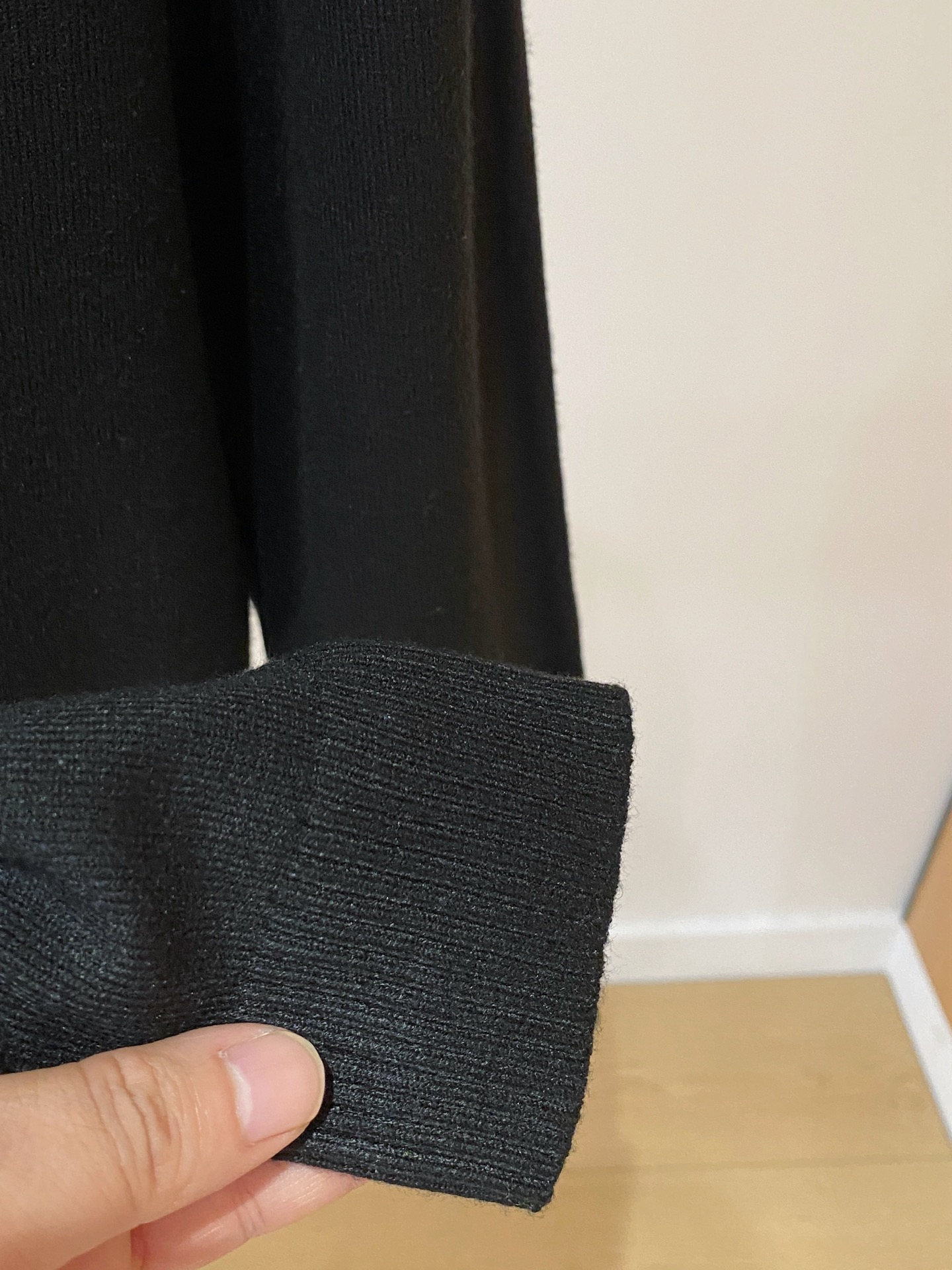 普拉达 2025 秋冬新款男士针织套头毛衣打底充满时尚阳光的魅力风格,线条设计时尚奢感彰显与众不同的特质