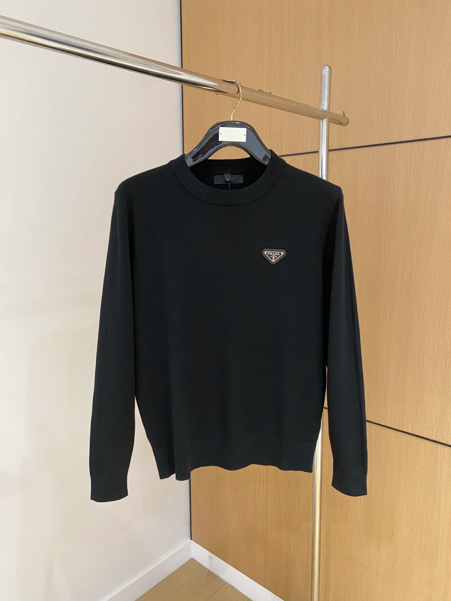 普拉达 2025 秋冬新款男士针织套头毛衣打底充满时尚阳光的魅力风格,线条设计时尚奢感彰显与众不同的特质