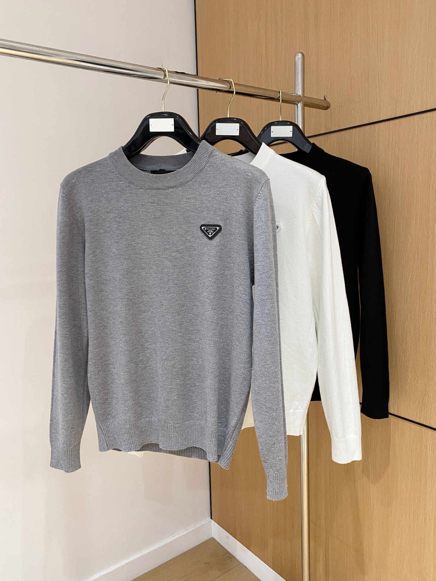 普拉达 2025 秋冬新款男士针织套头毛衣打底充满时尚阳光的魅力风格,线条设计时尚奢感彰显与众不同的特质