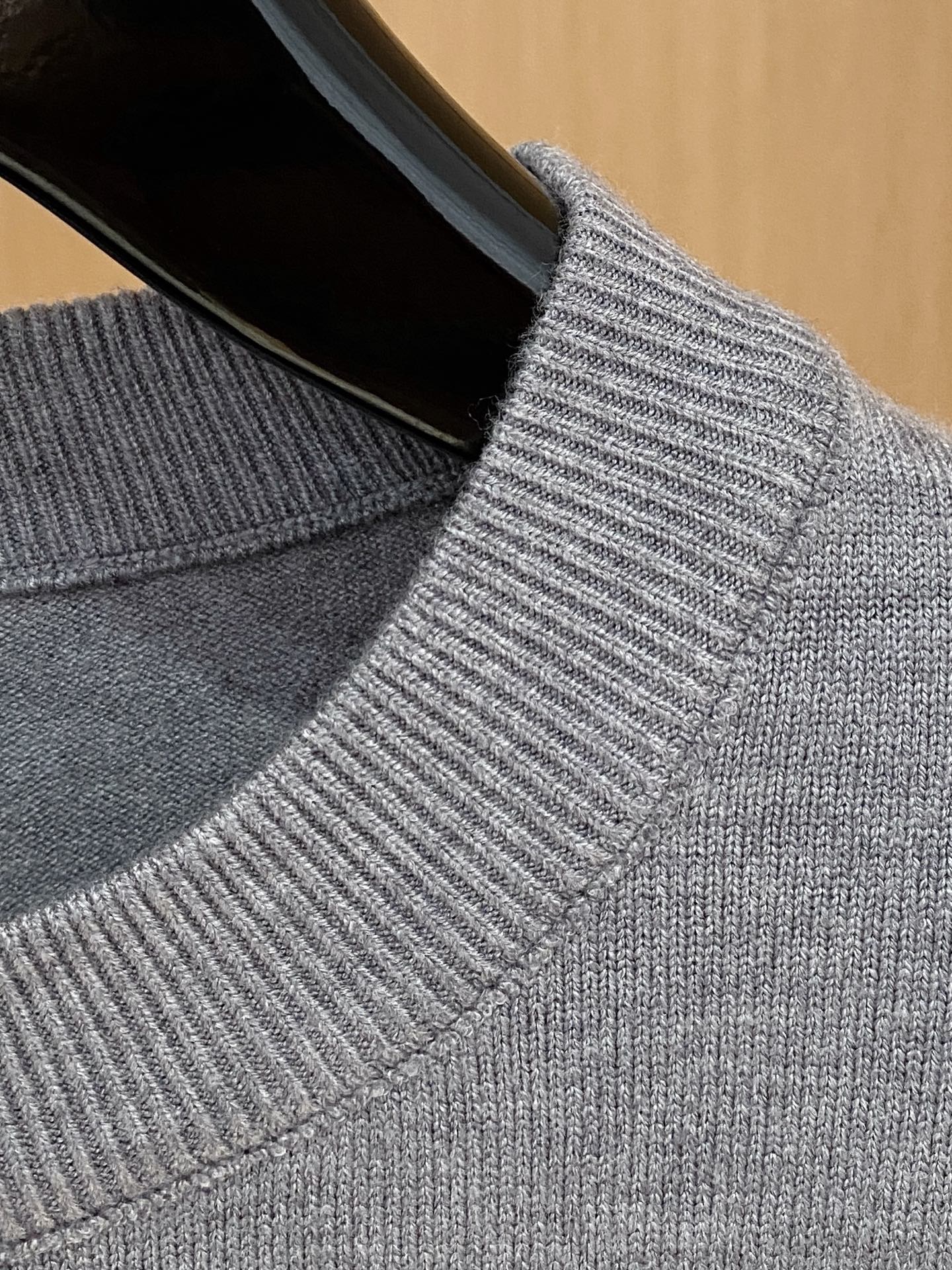 普拉达 2025 秋冬新款男士针织套头毛衣打底充满时尚阳光的魅力风格,线条设计时尚奢感彰显与众不同的特质